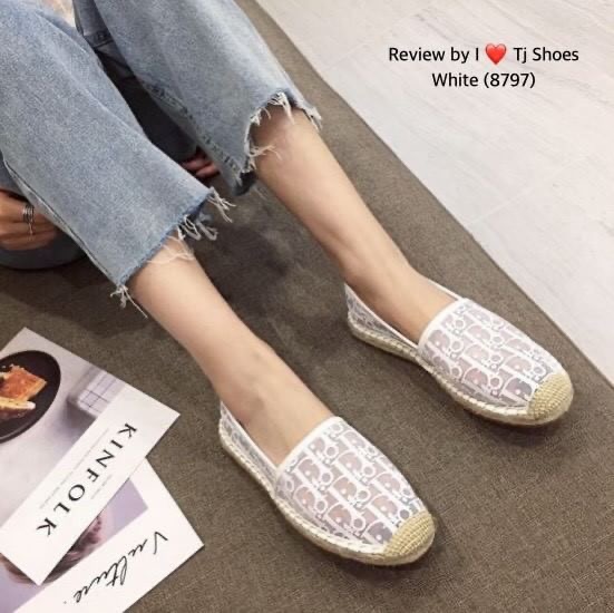 พร้อมส่งรองเท้าStyle Diro นำเข้าที่น่ารักสุดๆ ผ้าซีทรูช่วยระบายอากาศ ใส่แล้วเท้าไม่อับ รุ่นนี้น้ำหนักเบา ใส่นุ่มทั้งวันได้สบาย สวยเกร๋ดูแพงมาก แมทกับชุดอะไรก็เริ่ด ของจริงสวยมาก สวยตรงปกแน่นอน เพราะทางร้านถ่ายรูปจากสินค้าจริง เป็นรุ่นแนะนำ ซื้อไปรับรองไม่