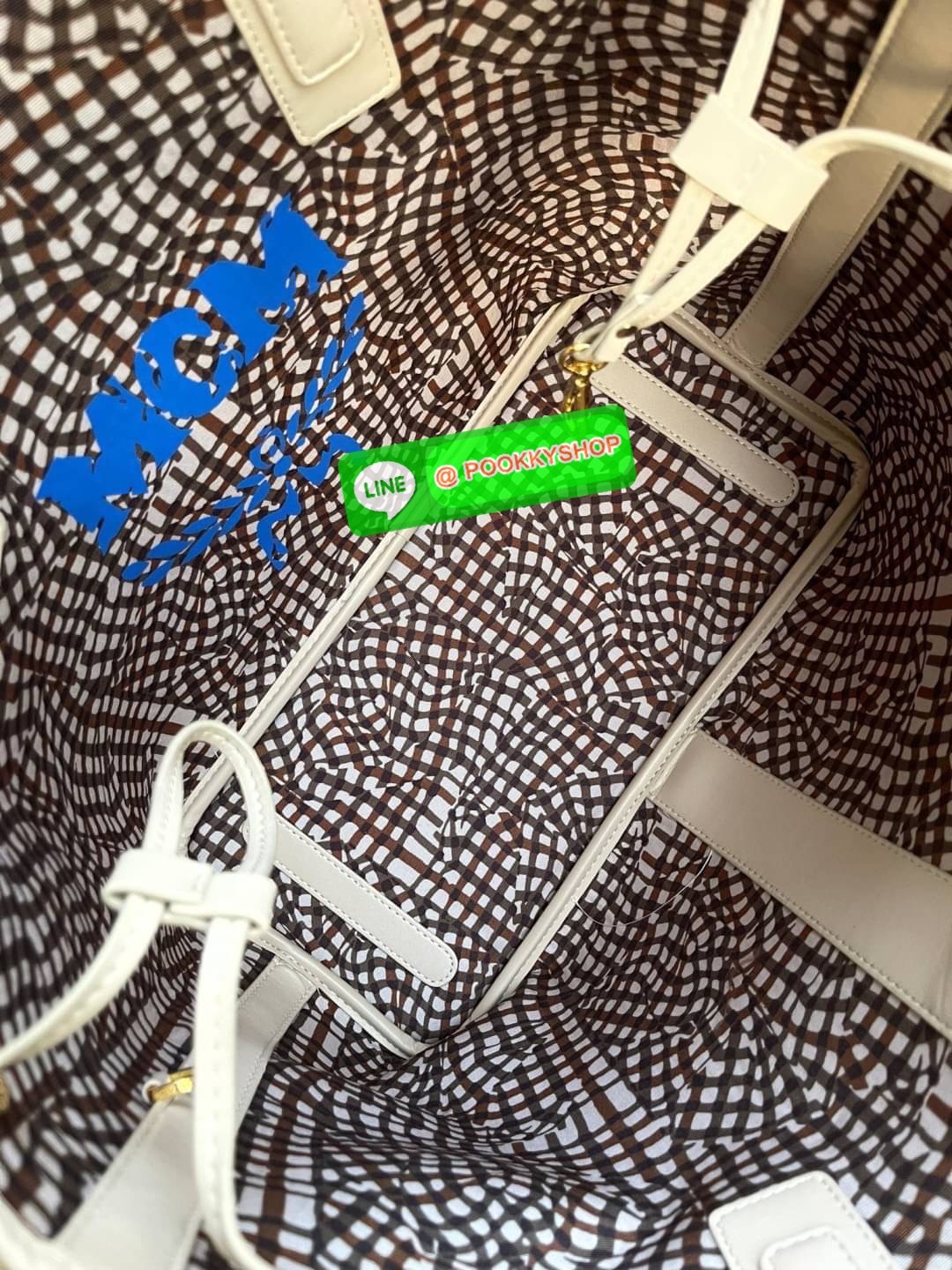 💕Mcm Liz Reversible Shopper in Visetos ขึ้นชื่อว่าเป็นกระเป๋าช็อปเปอร์ แน่นอนว่า จะต้องเหมาะสำหรับสาว ๆ ที่ชอบพกสัมภาระเยอะ ซึ่งรุ่นนี้ไม่ใช่แค่เพียงให้พื้นที่จุของกว้างขวางเท่านั้น แต่ยังออกแบบดีไซน์และรูปทรงให้มีความยืดหยุ่น มีหูรูดด้านข้างที่สา