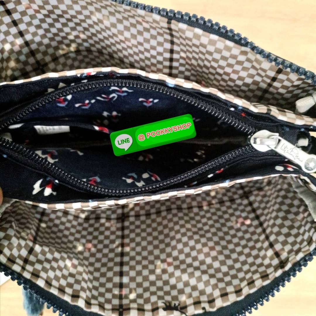 KIPLING Creativity X Crossbody Bag กระเป๋าสะพายวัสดุ Nylon&Polyester 100% ขนาดกำลังน่ารัก เปิดปิดด้วยซิป มา พร้อมพวงกุญเเจลิงน้อย ด้านในมีช่องใส่ของ2ชช่อง เพิ่มตรงกลางมีช่องซิปอีก1ช่อง มีสายคล้องพวงกุญแจ ใส่ของได้จุมาๆเลยค่ะ มีสายสะพายยาวเลื่อนปรับระดับได