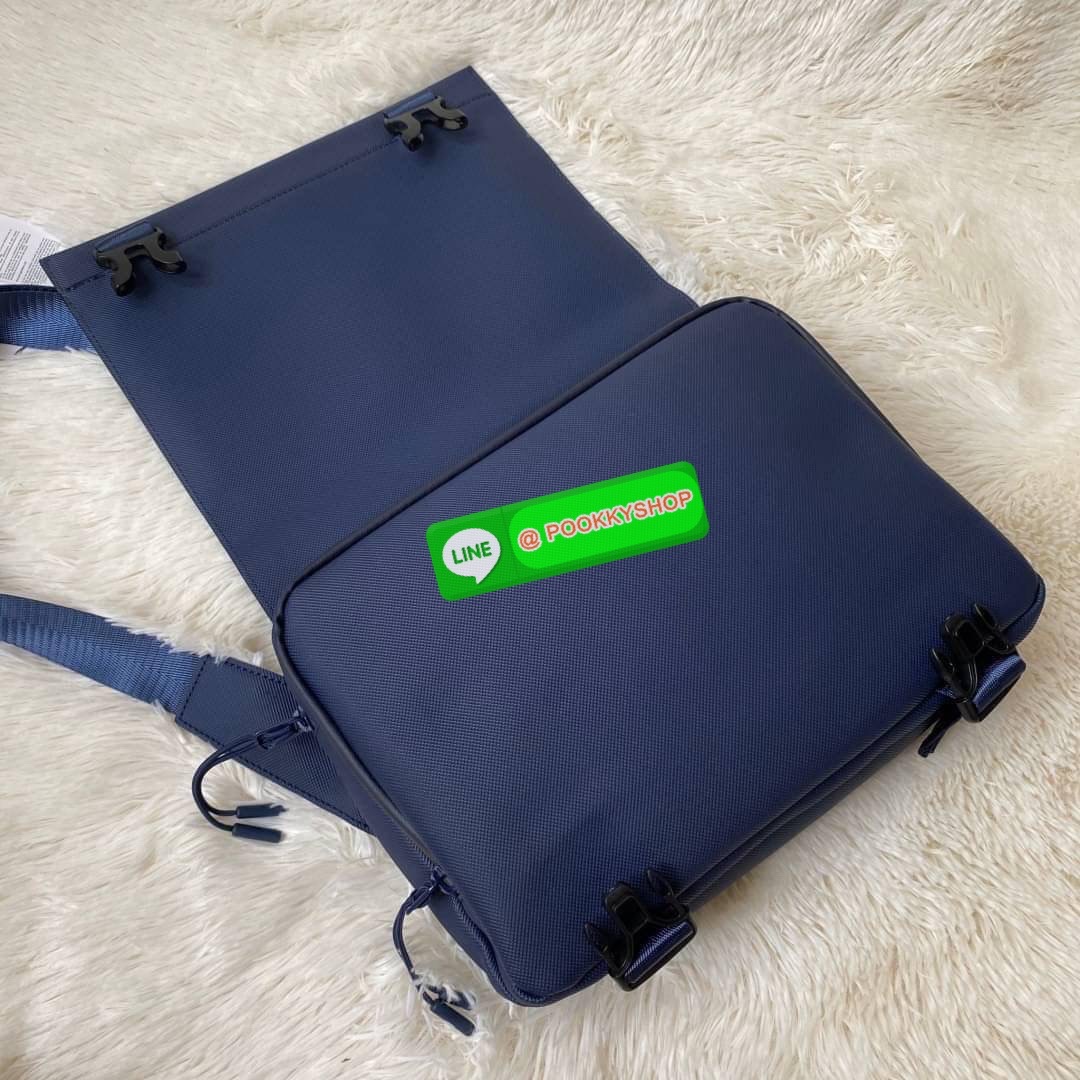 Small Pouch วัสดุ PVC คุณภาพดีตามแบบฉบับแบรนด์ น้ำหนักเบา กันน้ำ ด้านหน้ามีโลโก้เหล็ก ฝาเปิดปิดด้วยคลิปล๊อค 2 ด้าน ช่องหลัก ด้านในมีช่องซิปพร้อมหัวซิปแบรนด์ ใส่กระเป๋าสตางค์ใบยาว ipad มือถือ ของจุกจิกได้เยอะ ด้านหน้ามีช่องใส่ของ 1 ช่องปิดด้วยซิป พร้อมสายส