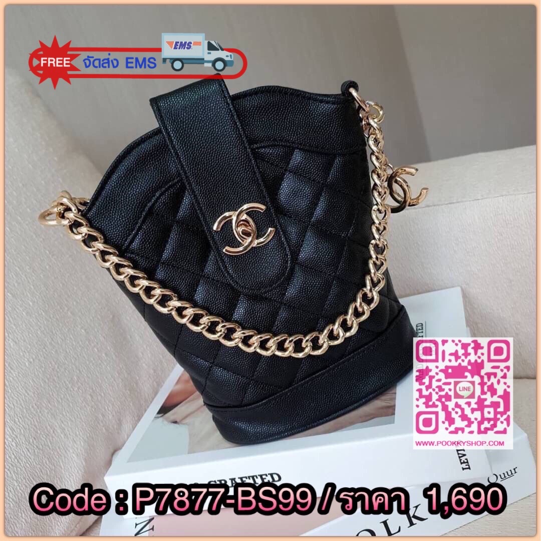 CHANEL VIP GIFT CROSSBODY BAG งาน CHANEL VIP GIFT ของแท้ 100% จากเคาเตอร์แบรนด์ CHANEL ทรงสวย ขนาดกำลังดี วัสดุหนัง CAVIER PU เปิดปิดด้วยกระดุมหน้าแบบบิดปลอดภัยหายห่วง ด้านในมีซิปอีกชั้น อะไหล่ทอง หัวซิปปั้มแบรนด์ ด้านในใส่โทรศัพท์ได้ทุกรุ่น พร้อมของจุกจิ