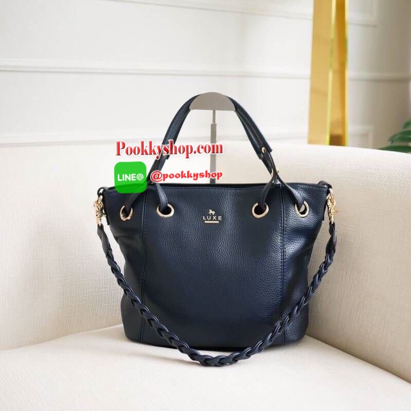 รุ่น Andrea city bag เปิดตัวรุ่นใหม่พร้อมอะไหล่สามแถว สั่งทำพิเศษจากโรงงานเดียวกับแบรนด์ดังระดับโลกเลยค่ะ สุดหรูไม่ลอก มาในทรงสุดสวยเปิดตัวใหม่✔️ มีสายสะพายสองเส้น เส้นแรกคือสายเปีย สะพายแล้วดูน่ารักสุดๆ หรือจะใช้สายสะพายยาวก็คล่องตัว ปากกระเป๋ามีซ