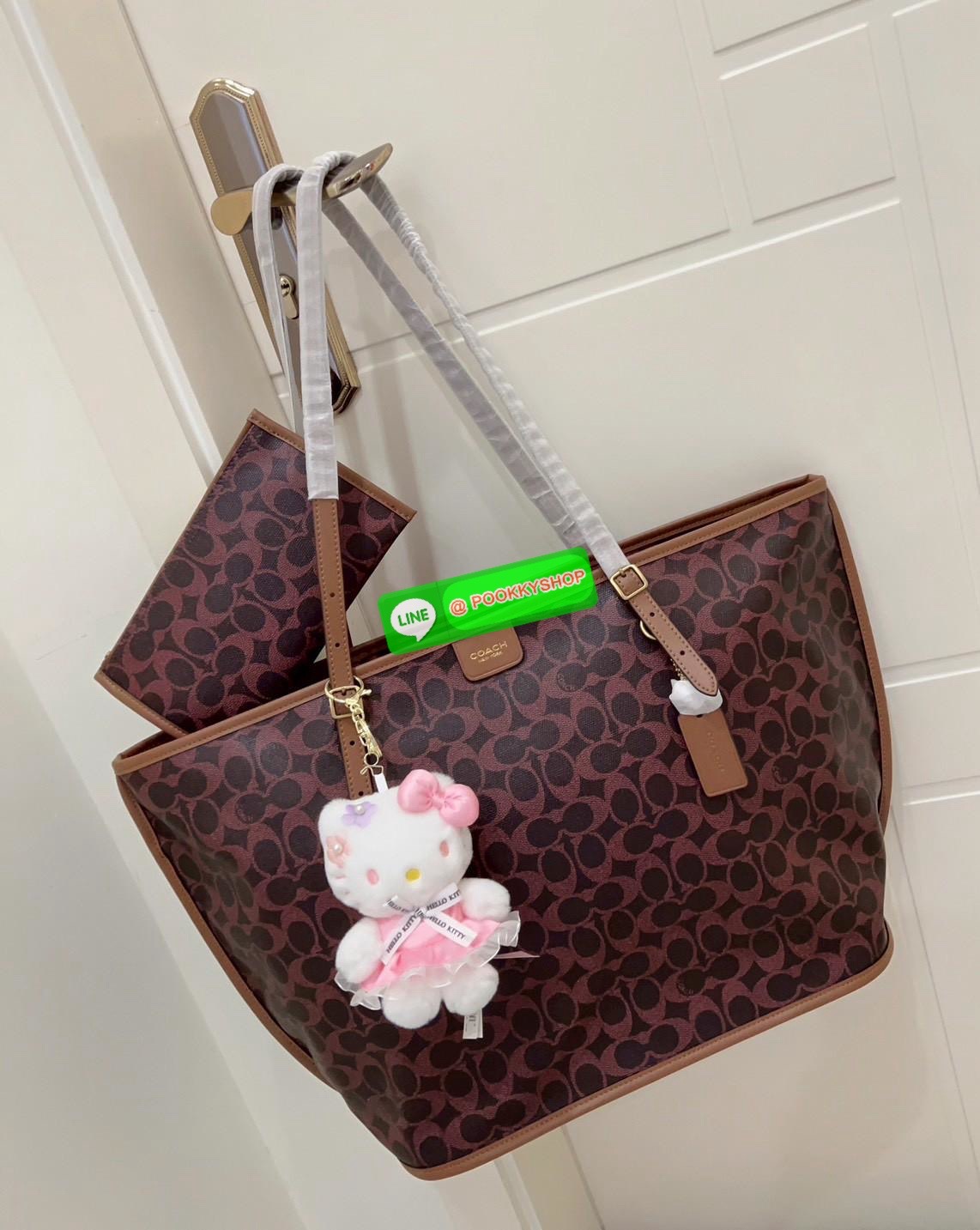 📸NEW ARRIVAL!🎉🎉 พร้อมสีใหม่ล่าสุด (อาจจะยังไม่มีในไทย) สาวๆที่ชอบใบใหญ่ใส่จุ รุ่นนี้คือคำตอบที่ดีที่สุดเลยค่าา👏 Coach Taxi Tote Bag In Signature Canvas 📌ฟรีน้องKitty สุดน่ารัก ตามรูปให้หนึ่งตัวค่า‼️