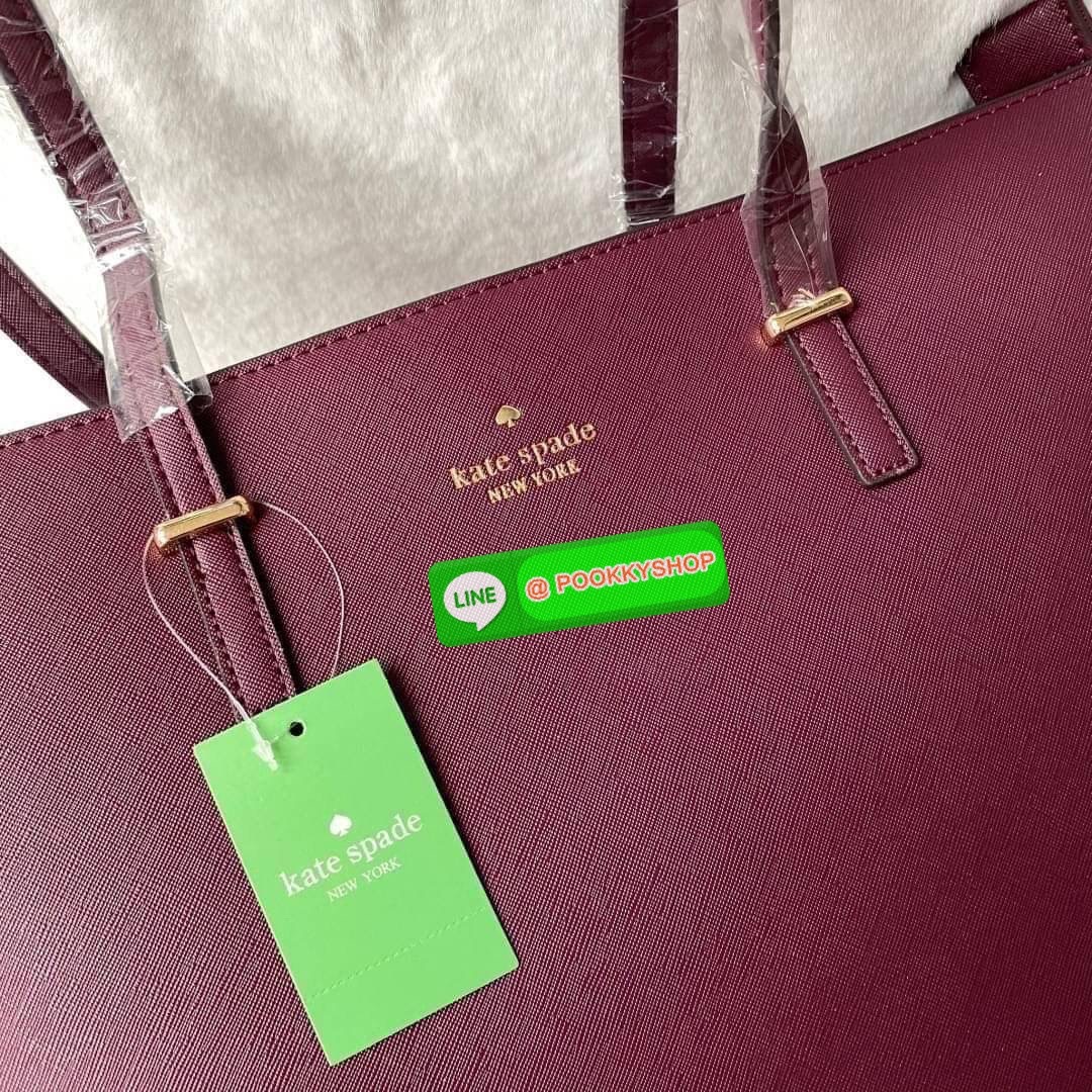 Kate Spade new york shopping large bag กระเป๋าถือ หรือคล้องไหล่ได้ ด้านหน้ามีโลโก้แบรนด์ แบบปั้มสีทอง เปิด-ปิด กระเป๋าด้วยซิป ด้านในโล่งกว้าง จุของได้เยอะ ด้านในมีช่องซิป และ ช่องเล็ก