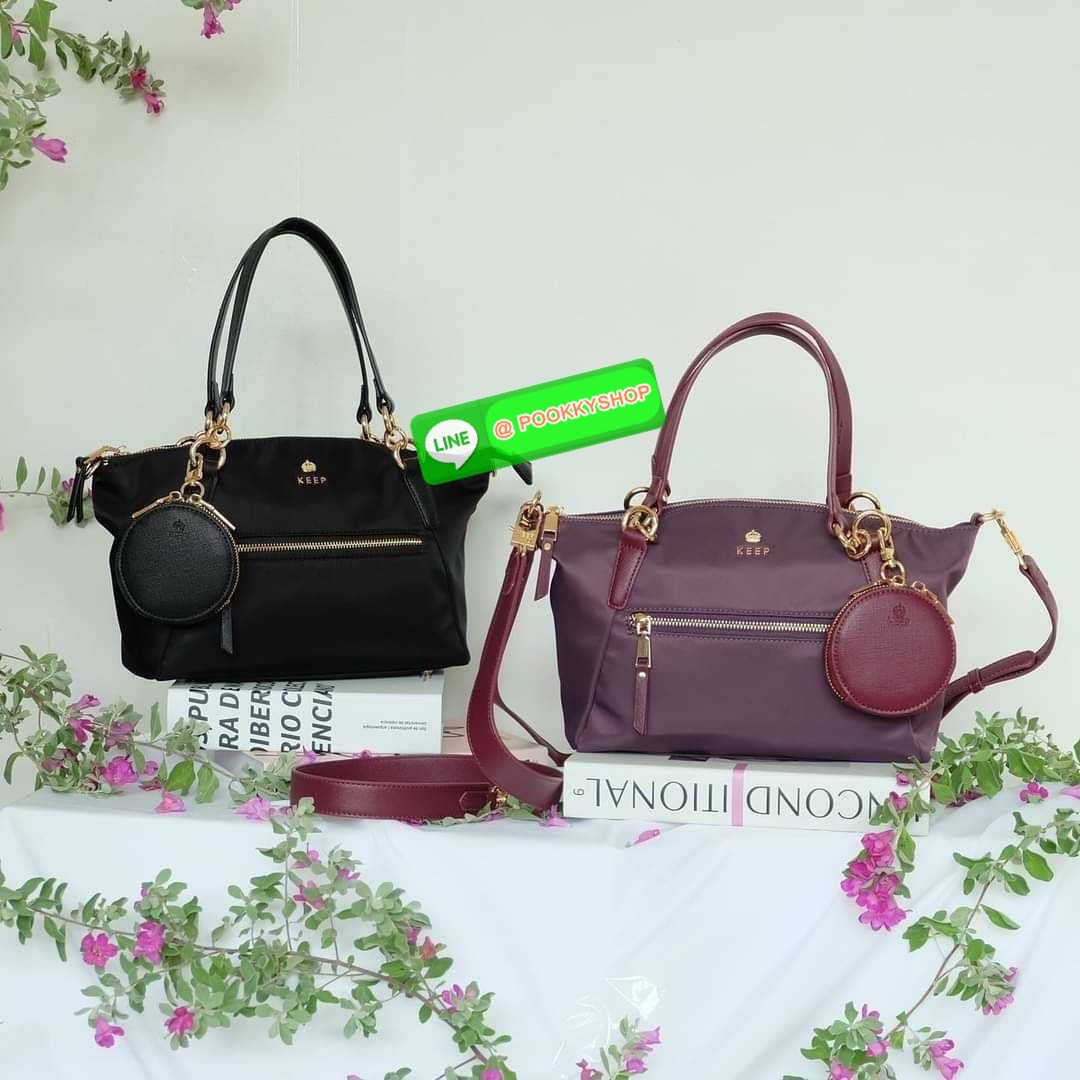 รุ่น KANNY with zipper รุ่นนี้พัฒนาต่อยอดมาจากรุ่น KANNY คอลเลคชั่นเดิมที่เป็นหนึ่งรุ่นที่ขายดีของทางแบรนด์เพราะเป็นกระเป๋าที่ฟังชั่นตอบโจทย์การใช้งานมากที่สุด 📍ตัวกระเป๋าน้ำหนักเบามาก 📍ทำจากไนล่อนนาโนกันน้ำ 📍ทำช่องแบ่งเก็บด้านใน ใ