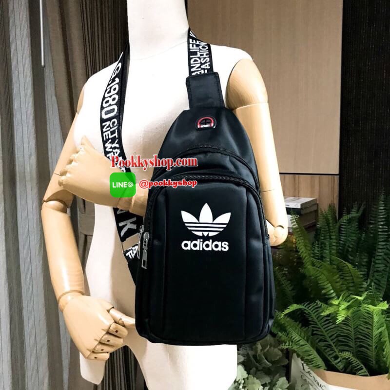 Don’t Miss! NEW! Adidas Factory Sport Originals Bag กระเป๋าสะพายสไตล์สปอร์ตดีไซน์สุดฮิตวัสดุไนล่อนเนื้อหนานิ่มกันน้ำทำความสะอาดง่าย ขนาดกำลังดี น้ำหนักเบา ด้านหน้ามีโลโก้แบรนด์เปิดปิดด้วยซิป มีช่องแบ่ง2ช่องเเยกเป็นสัดส่วน มีช่องใส่หูฟังหรือสายชาร์ตแบต Spo