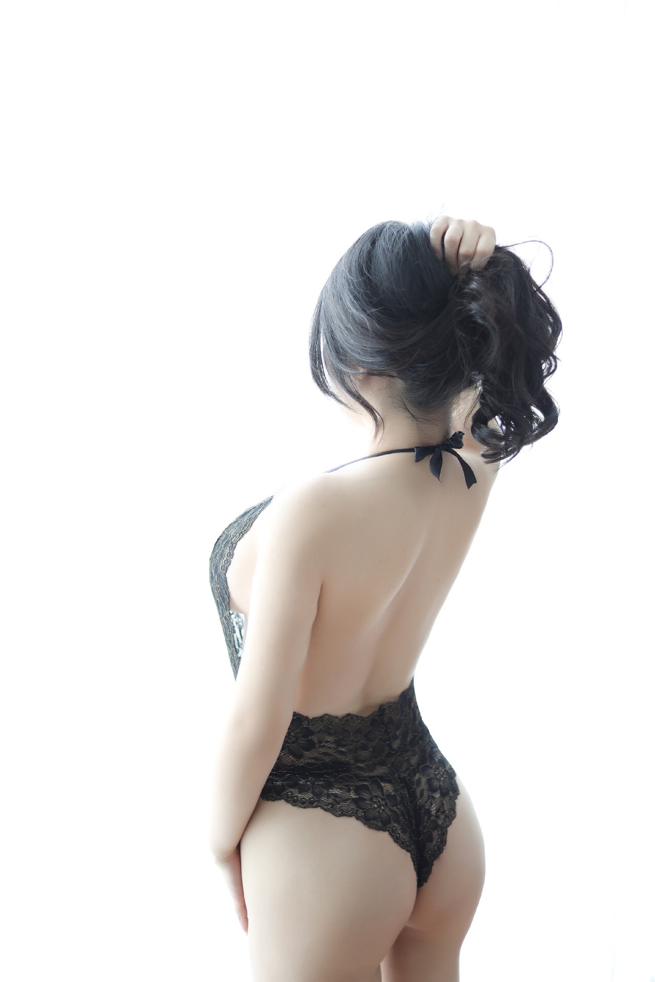 ชุดลูกไม้ซีทรูวันพีซ แต่งดื้นเลื่อมในตัว เว้าคอวีลึก เนื้อผ้าลูกไม้สวยหรู ยืดหยุ่นได้เยอะมากคะ Free size