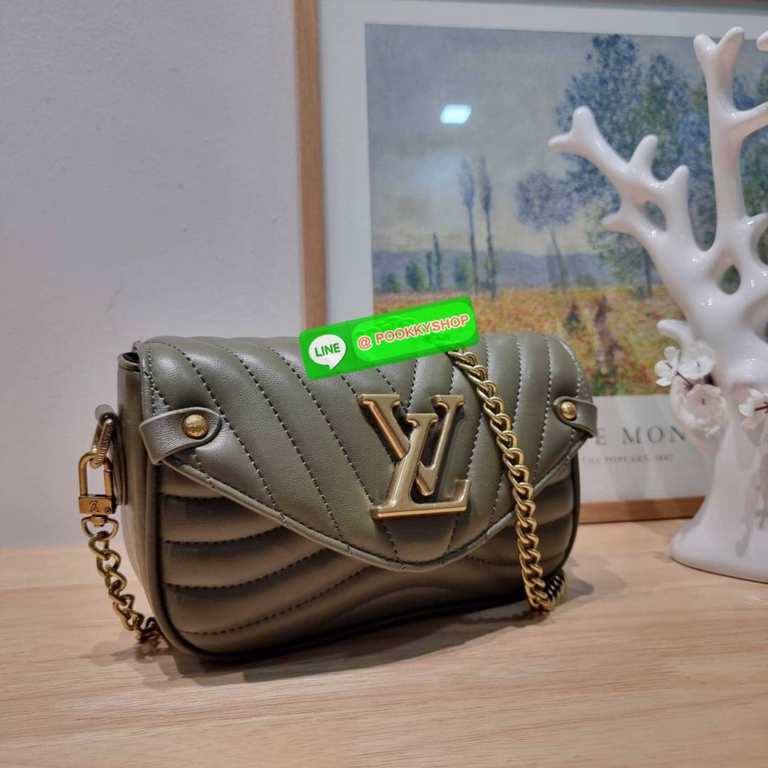 🔆 Model LV new wave pochette multi bag 🔆 Details กระเป๋าสะพายมัลติฟังก์ชั่น พรีเมี่ยมกิ๊ฟสุดหรู คุ้มจาก dutyfree มาพร้อม box set รับรองว่าดีงาม ลูกเล่นคลาสสิคผสานความวินเทจ มีสายสะพายให้ 2 เส้น และกระเป๋าใบลูก เล็กน่ารัก ภายในเป็นช่องโล่ง