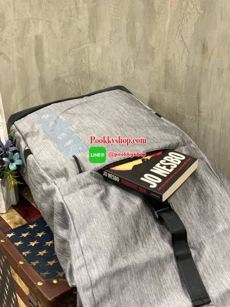 Adidas Top Handle Roll Up Backpack เป้สะพายหลังที่โดดเด่นด้วยดีไซน์ส่วนใส่ของด้านบน และช่องกระเป๋ามากมายเพื่อให้เก็บของได้ไม่ตกหล่น วัสดุโพลีเอสเตอร์ 100% มีตัวล้อคทันสมัยแน่นหนา ภายในมีช่องใส่แล็ปท็อป พร้อมช่องซิปด้านหน้าเป็นช่องเก็บของที่หยิบใช้บ่อย มีท
