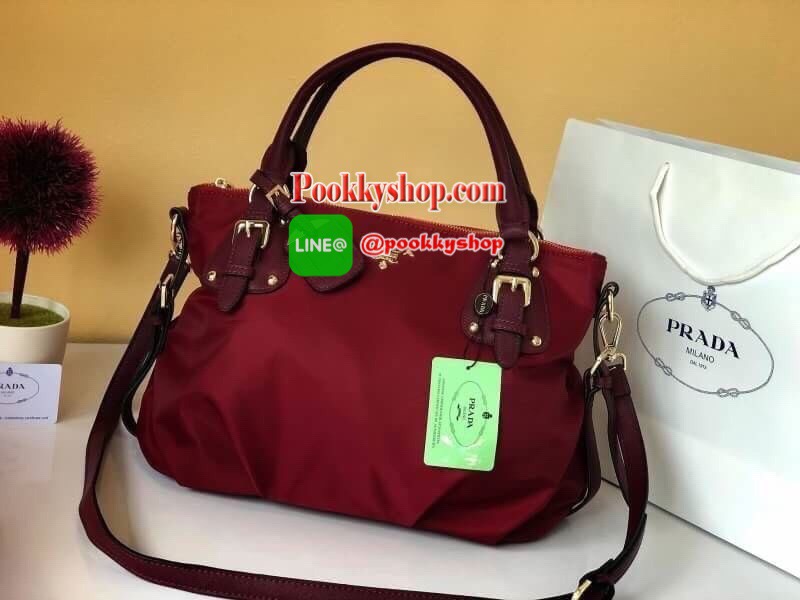 PRADA NYLON BAG WITH ZIP กระเป๋าถือหรือสะพายพรีเมี่ยมกิ้ฟจากเคาน์เตอร์แบรนด์ Limited edition วัสดุ Nylon เนื้อหนาคุณภาพดีตามแบบฉบับแบรนด์ด้านหน้าประดับโลโก้หรู เปิดปิดด้วยซิป ภายใน Polyester 100% มีโลโก้ ช่องซิปจุมากค่ะ สามารถใส่เอกสาร A4 ipad ของใช้ได้เย