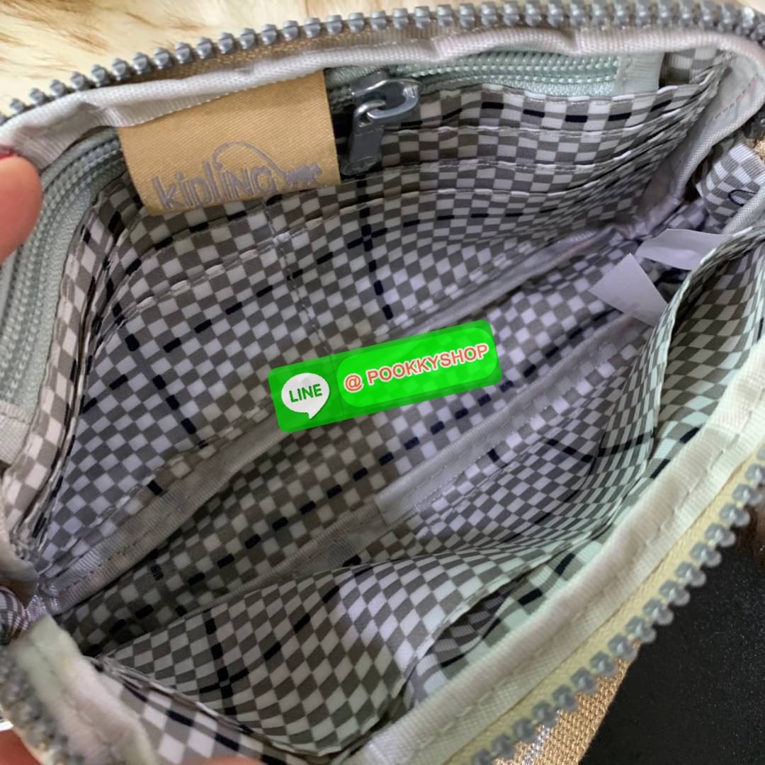 KIPLING 3 Monkey program Seoul up clutch & sling bag กระเป๋าคล้องมือ หรือ สะพายข้าง ขนาดเล็ก วัสดุ Nylon & Polyester 100% ใช้งานได้ 2 รูปแบบ มีสายสลับเปลี่ยนได้ทั้งแบบคล้องมือหรือสะพายข้าง เปิด-ปิดด้วยซิป ช่องหลักโล่ง มีช่องใส่บัตรด้านข้าง 6 ช่อง และช่องด