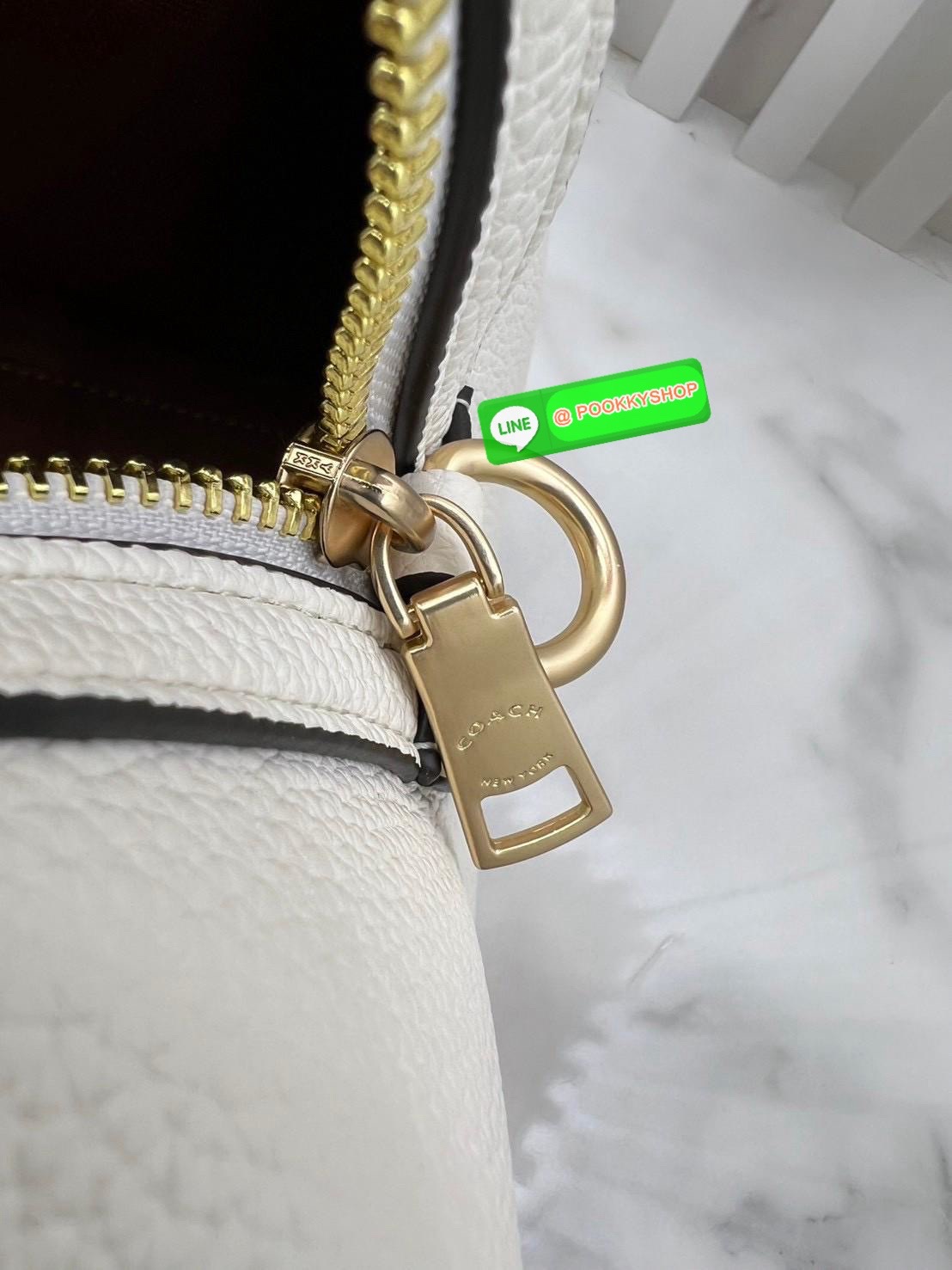 COACH ROWAN SATCHEL IN SIGNATURE CANVAS จุดเด่นของกระเป๋าทรงsatchel bag คือรูปทรงของกระเป๋าดูแข็งแรง มั่นคง ไม่เสียทรงง่าย มาพร้อมหูหิ้วที่ด้านบนของกระเป๋า ลายแคนวาสที่เป็นซิกเนเจอร์แบบเอกลักษณ์ ช่องใช้งานทุ้งภายในและภายนอก นอกจากนี้ กระเป๋าประเภทนี้ยังมี