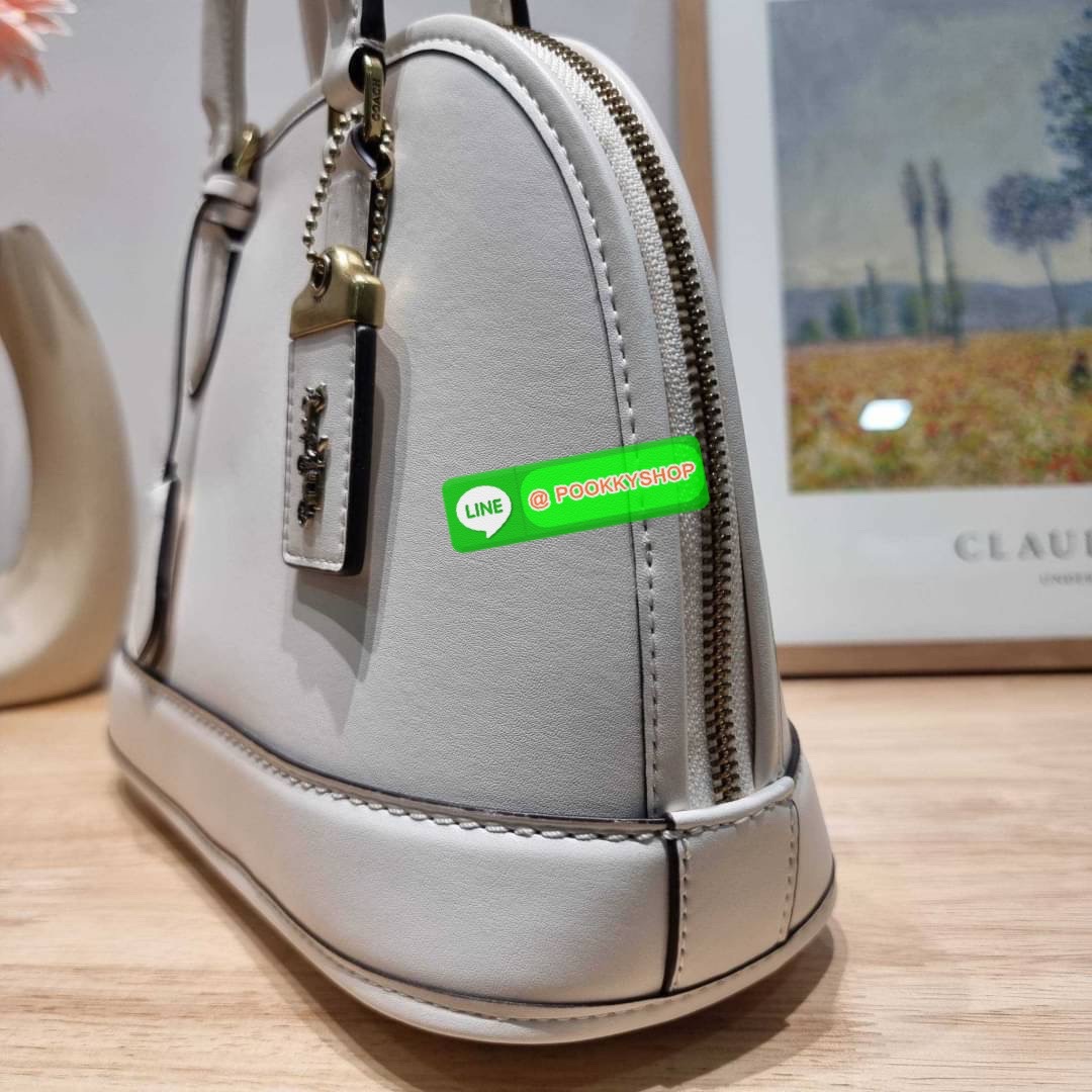 COACH CC411 REVEL BAG ใหม่ล่าสุด พร้อมสวยก่อนใคร กับกระเป๋าทรงโดมรุ่นใหม่ ที่สาวๆอดใจไม่ไหวแน่นอน สวยครบเครื่อง เกินต้านที่สุด รูปทรงคลาสสิค วัสดุหนังแท้เต็มใบ มือจับในตัว เลิศๆกับกุญแจที่ล็อคกันขโมยได้ เปิด-ปิดด้วยซิป ภายในโล่งกว้าง มีสายสะพายครอสบอดี้มา