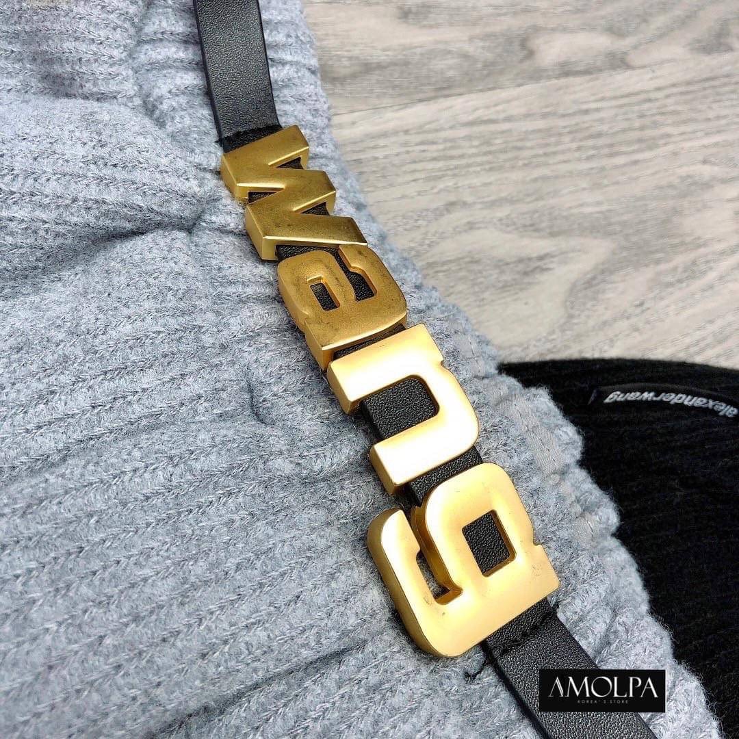 Detail : กางเกง Alexander งานใส่สบาย ชิวๆ แต่งเข็มขัดหัวทองด้านหน้า สวยยเริ่ดดดด งานแน่น ไม่เหมือนใคร ผ้าเก็บทรงสวย งานสวย ใส่แล้วพอดีตัว เข้ารูป ใส่สวยยยมากๆ สามารถใส่ได้ทุกโอกาส งานดีค่ะ แมทซ์กับอะไรก็สวย หรู ดูแพง ห้ามพลาดเลยน้า ป้าย Tag Alexander