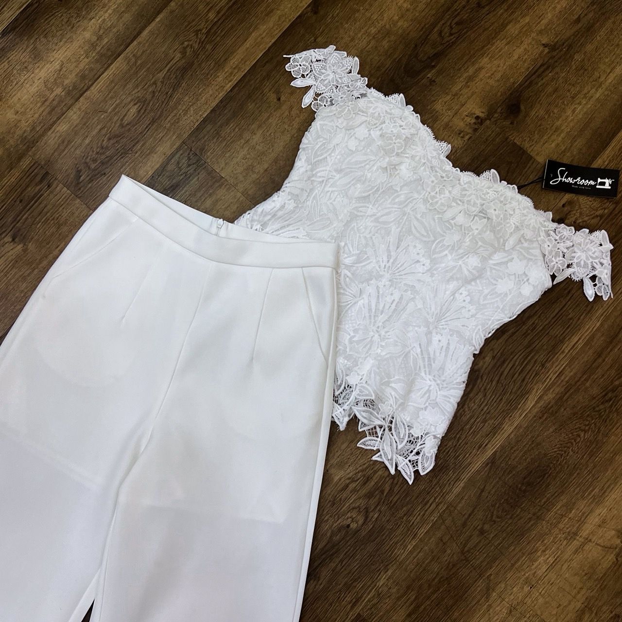 ชุดเซทแฟชั่น เซ็ตเสื้อลูกไม้ปาดไหล่ซิปหลัง มาพร้อมกางเกงขายาวสีขาวทรงสวย