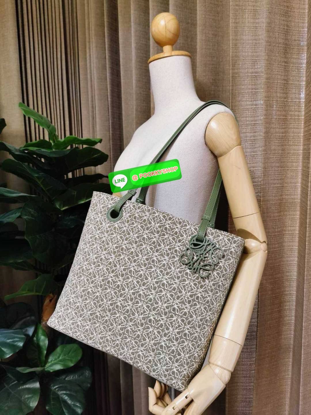 ✴️NEW ARRIVAL!✴️LOEWE ANAGRAM TOTE BAG VIP GIFT WITH PURCHASE GWP พรีเมี่ยมกิ๊ฟ Limited จาก LOEWE PERFUME DUTYFREE ไอเท็มใหม่! ดีไซน์สวยคงเอกลักษณ์ด้วยวัสดุ Anagram Canvas Jacquard Fabric ผสมผสานหนังแท้ Calfskin ลงตัวสุดคลาสสิค ขนาดกำลังดี น