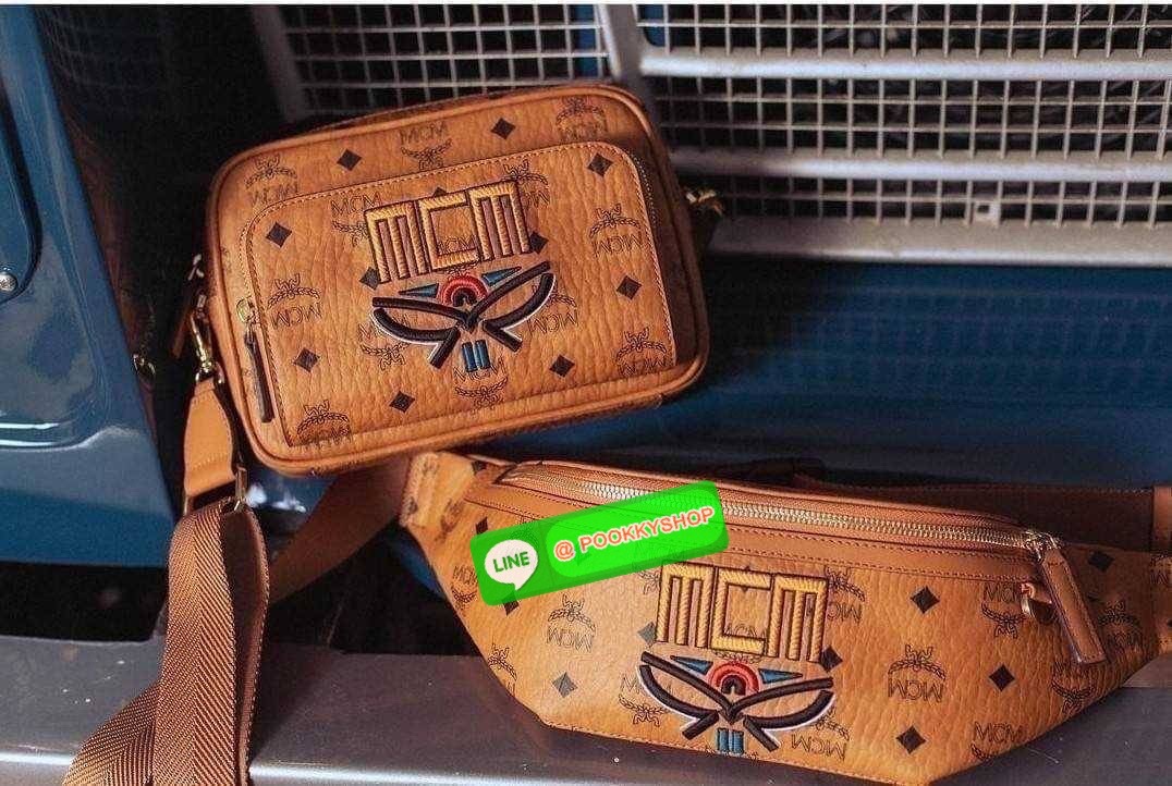 MCM KLASSIK CROSSBODY IN GEO LAUREL คอลเลคชั่นใหม่ที่เพิ่มความสไตลิชให้กับกระเป๋า ด้วยโลโก้จีโอลอเรล โดดเด่นสวยคม กระเป๋าสะพายข้างทรงคลาสสิค ขายดี วัสดุหนังแคนวาสคุณภาพ มีช่องหลัก 2 ช่อง เปิด-ปิดด้วยซิป ด้านหลังมีช่องย่อยอีกหนึ่ง ภายในโล่งกว้าง ใส่กระเป๋า