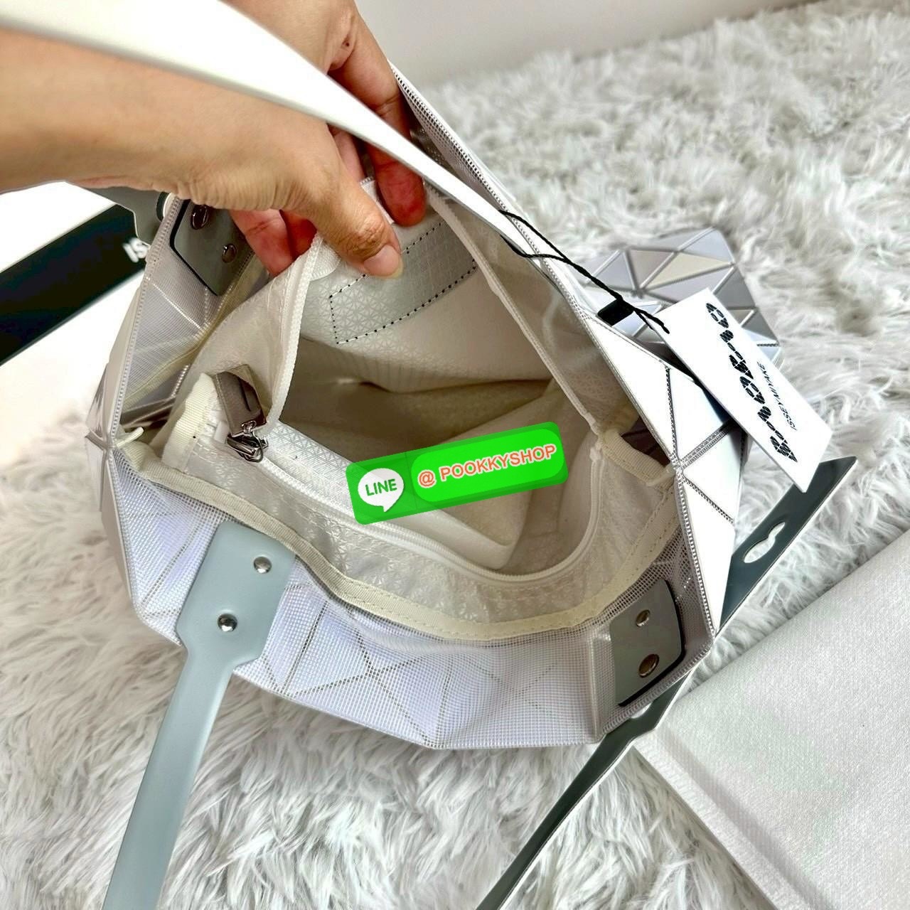 BAOBAO ISSEY MIYAKE QUATRO กระเป๋าไอคอนิกที่ไม่เคยตกเทรนด์! เรียบหรู แต่มีดีไซน์สะดุดตา โครงสร้างสามเหลี่ยมเอกลักษณ์เฉพาะของแบรนด์ ด้านในบุผ้า มีช่องซิปสำหรับเก็บของ น้ำหนักเบา สะพายสบาย ใส่ของได้เยอะมาก