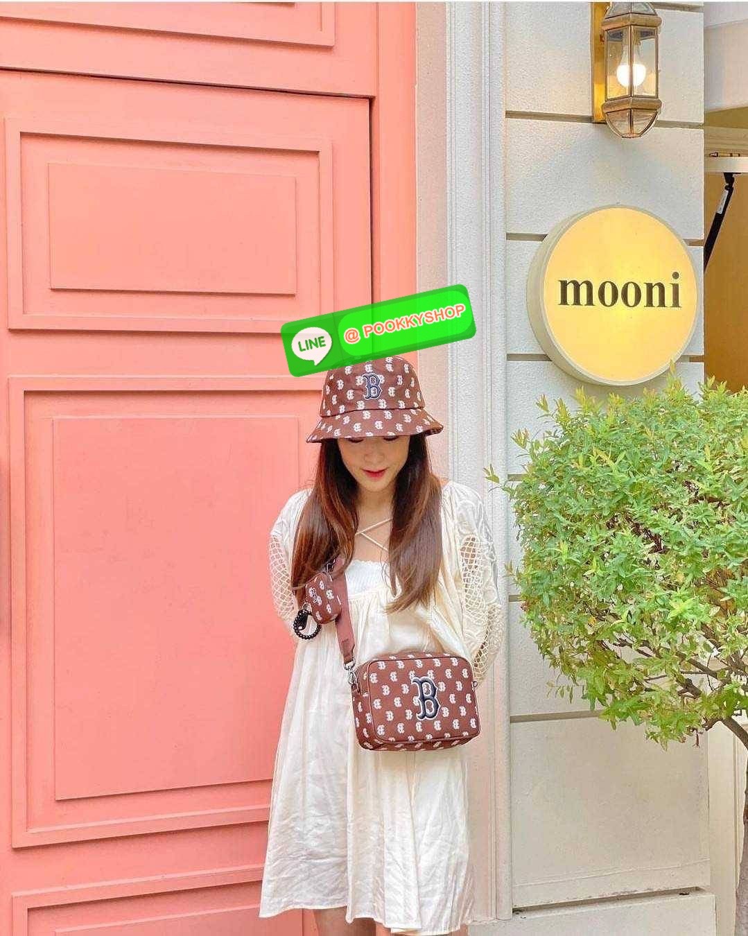 MLB JACQUARD MONOGRAM CROSSBODY BAG ฉุดไม่อยู่ ดาเมจแรงมาก!! กับกระเป๋าครอสบอดี้ ที่สายเกาต้องมี!! ดีไซน์ลวดลายโมโนแกรมเอกลักษณ์ ลงบนผ้า jacquard ได้อย่างลงตัวและสวยงาม เปิด-ปิดด้วยซิป ภายในโล่งกว้าง จุของสบายๆ มาพร้อมใบลูก และสายสะพายข้าง ให้ความคล่องตัว