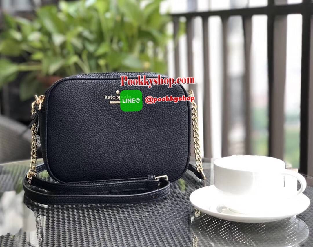 Kate spade New York mini shoulder bag กระเป๋าถือหรือสะพายหนังนิ่ม สวยอยู่ทรง ด้านหน้าประดับโลโก้แบรนด์ อะไหล่ทองหรูหรา น้ำหนักเบา ภายนอก มี2ช่องซิป แยกเป็นสัดส่วน ภายในมีช่องซิป 1 ช่อง และช่องใส่ของจุกจิก 1ช่อง จุของได้เยอะ สายสะพายปรับระดับได้ สะพายข้างห