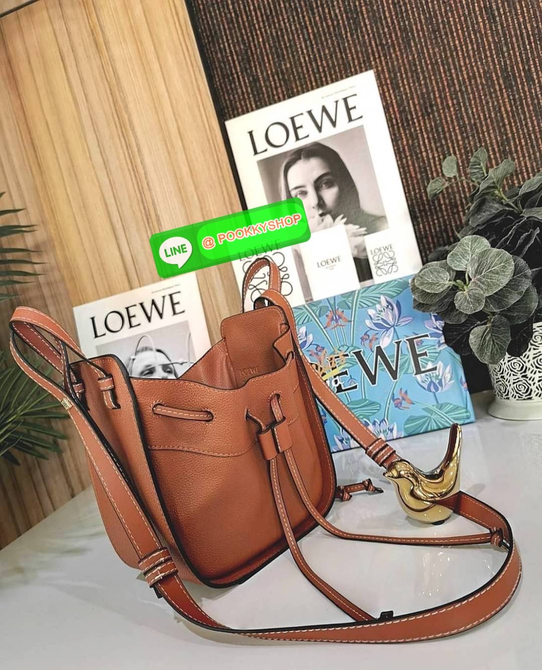 ✴️ห้ามพลาด!✴️LOEWE HANDLE & SHOULDER BAG GIFT WITH PURCHASE (GWP) กระเป๋าถือหรือสะพายหนังแท้พรีเมี่ยมกิ๊ฟ Limited จาก LOEWE PERFUME DUTYFREE รุ่น Rare items สุดๆวัสดุหนังแท้ Calfskin หนังสวยดีไซน์คงเอกลักษณ์แบรนด์ สามารถปรับใช้ได้หลายทรงด้าน