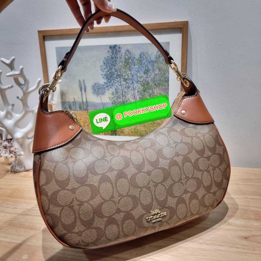 COACH CI791 MARA HOBO IN SIGNATURE CANVAS 🔆 Details รุ่นใหม่ พร้อมสีใหม่ก่อนใคร กับกระเป๋าสะพายทรงโฮโบ ใบใหญ่จุใจ ดีไซน์ออกมาให้รูปทรงดูหรู สุดพิเศษที่มีสายสะพายมาให้ถึง 2 แบบ เป็นสายสั้นสำหรับสะพายไหล่ และสายยาวสำหรับสะพายข้าง สามารถสลับใช้ได้ตาม
