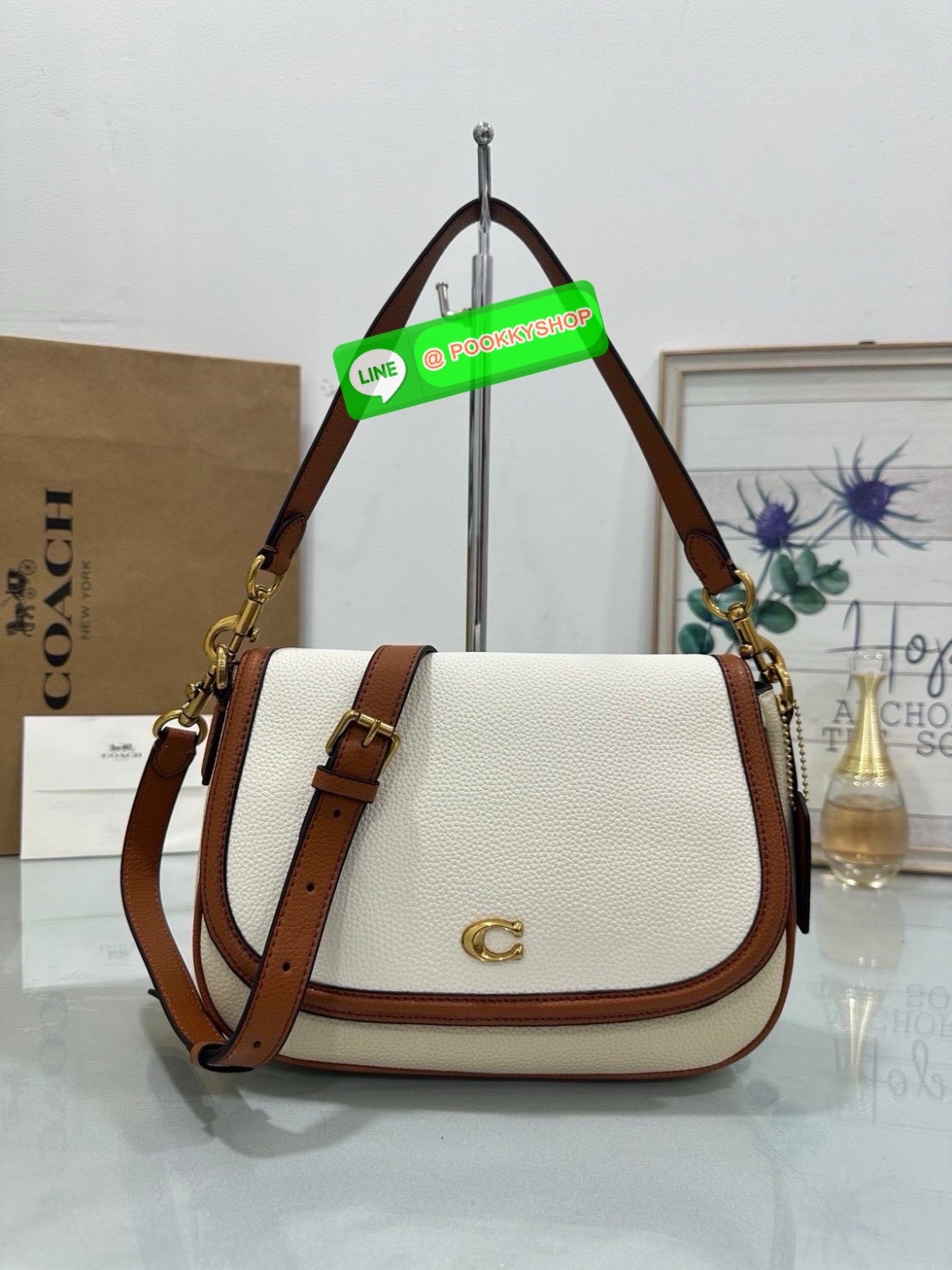 เรียบ หรู แต่ดูแพงแบบไม่ตั้งใจ Coach CU099 – Studio Shoulder Bag รุ่นฮิตสุดมินิมอล ตัว C เล็กหรูบนหนังสีคลาสิค ทรงสวยสะพายได้ทั้งถือไหล่และ crossbody ไม่ว่าจะใส่ลุคไหน… ก็เปลี่ยนเป็นลุคคุณหนูมีคลาสได้ในพริบตา