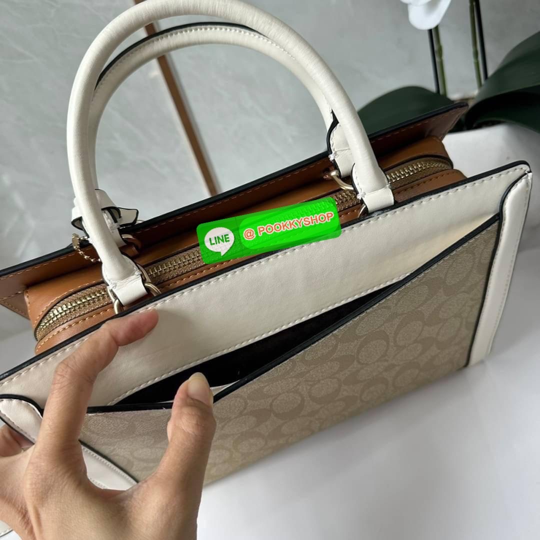 COACH ZOE CARRYALL IN SIGNATURE CANVAS (F87665) 🔖กระเป๋าถือหรือสะพาย ผู้ดีคุณนาย 🔖วัสดุหนังแคนวาส ตัดขอบหนังแท้ 🔖🔖เปิด-ปิดด้วยซิปคู่ ตกแต่งด้วยตัวล็อคแม่กุญแจห้อยด้านหน้า ด้านในเป็นช่องกว้างใส่ของได้เยอะ 🔖สายสะพายยา