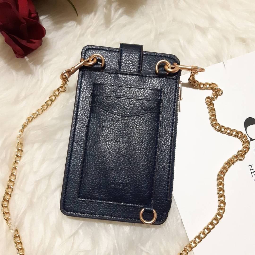 COACH 825 TURNLOCK CHAIN PHONE CROSSBODY IN BLOCKED SIGNATURE CANVAS ฮอตและปังกว่านี้ไม่มีแล้ว!! กระเป๋าเอนกประสงค์ สำหรับใส่โทรศัพท์ ใส่บัตรได้ มีช่องซิปแยกให้ด้วย ขนาดพกพาดีงาม!! 💕 ใส่โทรศัพท์ได้ทุกรุ่นน้า สายสะพายยาวประมาณ 23" (วัดจากไหล่)