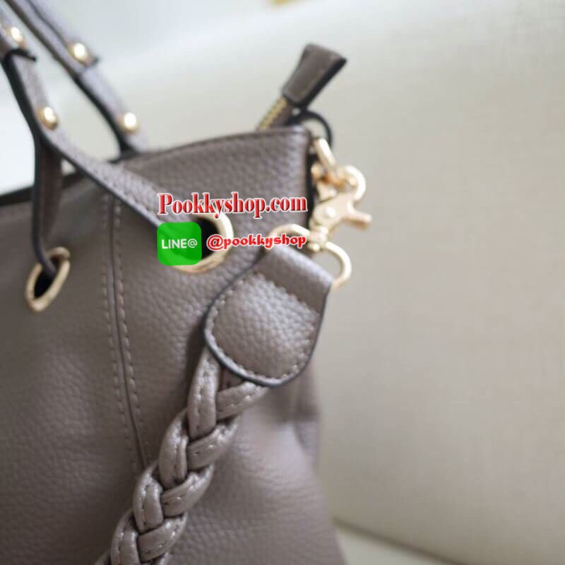 รุ่น Andrea city bag เปิดตัวรุ่นใหม่พร้อมอะไหล่สามแถว สั่งทำพิเศษจากโรงงานเดียวกับแบรนด์ดังระดับโลกเลยค่ะ สุดหรูไม่ลอก มาในทรงสุดสวยเปิดตัวใหม่✔️ มีสายสะพายสองเส้น เส้นแรกคือสายเปีย สะพายแล้วดูน่ารักสุดๆ หรือจะใช้สายสะพายยาวก็คล่องตัว ปากกระเป๋ามีซ