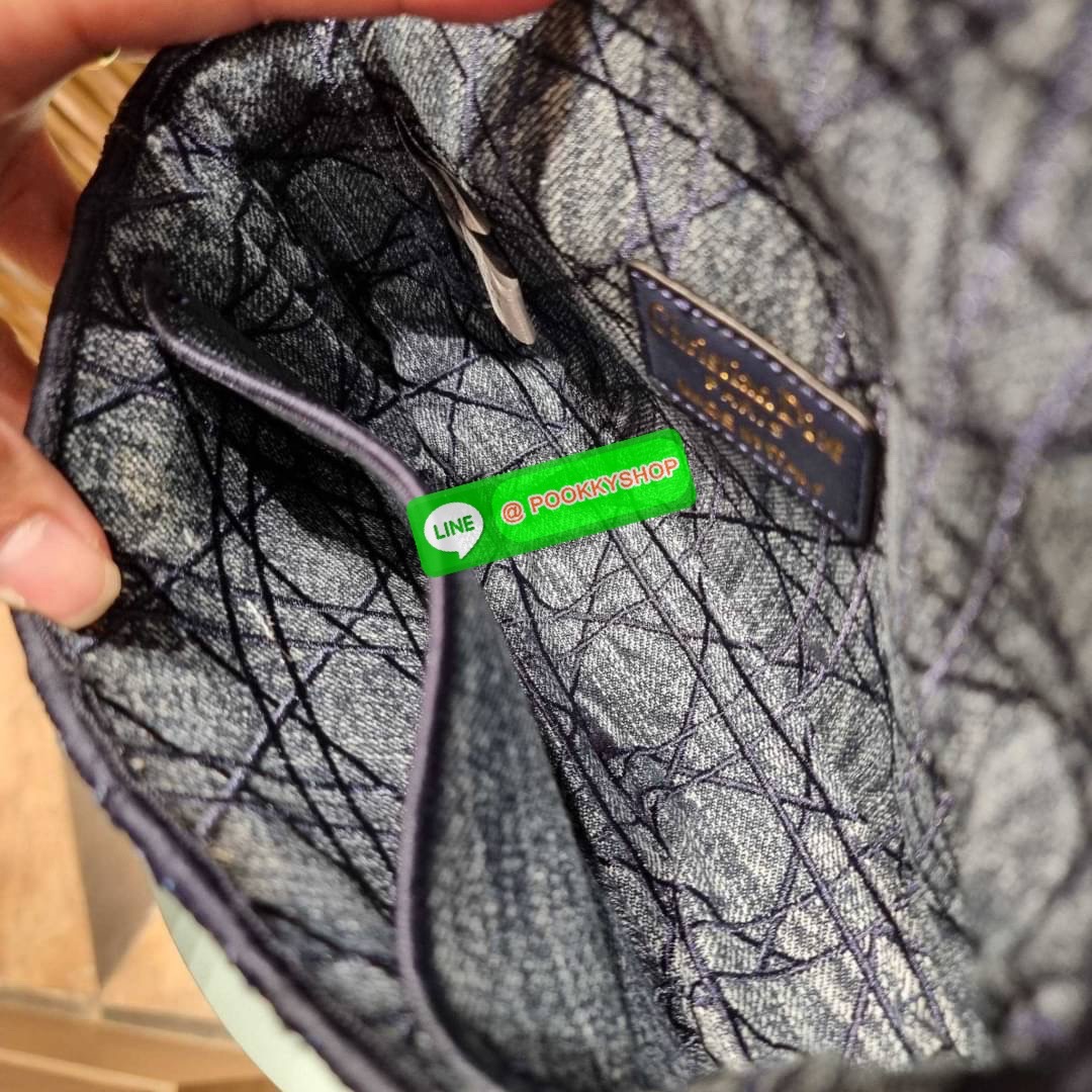 NEW IN CD SMALL CARO SHOULDER BAG กระเป๋าสะพายข้างพรีเมี่ยมกิ๊ฟทรงสวย ดีไซน์ย้อนยุค ที่รอบนี้โดดเด่นเป็นเอกลักษณ์มากๆ ดีไซน์สีเดนิมคลาสสิค เปิด-ปิดด้วยอะไหล่บิดล็อค หรูหรา ใช้งานง่าย วัสดุผ้าเดนิมทนทาน ภายในเป็นช่องโล่ง มีช่องย่อย ด้านหลังก็ยังมีช่องใส่บั