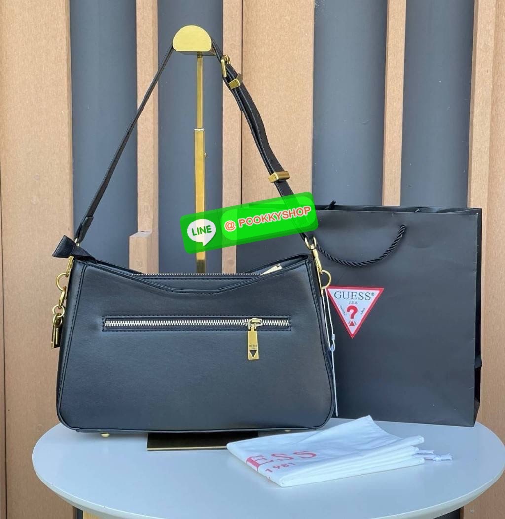 Guess แท้ Outlet กระเป๋าทรง hobo สะพายไหล่ สายสะพายหนังปรับระดับได้ ประดับด้วยพวงกุญแจแบรนด์ เปิดปิดด้วยซิป ด้านในซับในตราแบรนด์อย่างดี
