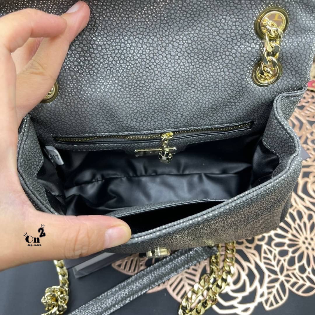 BVLGARI SERPENTI CABOCHON CROSS BODY BAG กระเป๋าสะพายข้าง bvlgari ทรงนี้เป็นทรงคลาสสิคของแบรนด์เลยค่า คือใบนี้แกะแบบมาเป๊ะมากๆ สายสะพายสามารถดึงสั้นยาวได้สวยถูกใจแม่มากห้ามพลาดเลยจ้า