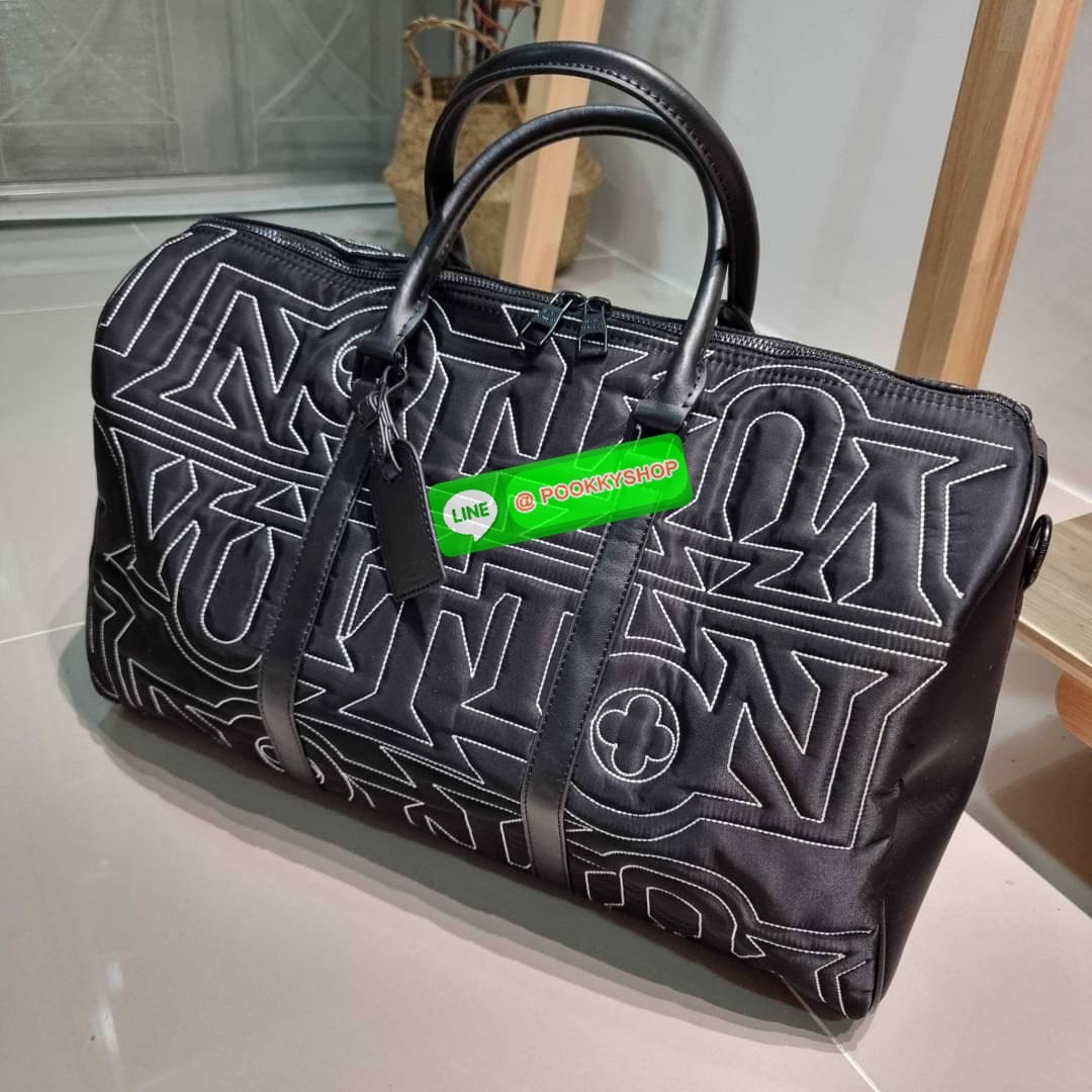 NEW IN LV KEEPALL SNOW BAG ใหม่ล่าสุดกับเวอร์ชั่นใหม่ สไตล์สปอร์ต กระเป๋าเดินทางสุดคลาสสิค ทึ่ใครๆก็เฝ้ารอ ไอเท็มที่จะทำให้การเดินทางไม่ธรรมดาอีกต่อไป ด้วยดีเทลความเป็นเอกลักษณ์ เรียบแต่หรู ดีไซน์ลายปักความเป็นเอกลักษณ์ผสาน ลวดลายโมโนแกรมฟลาวเวอร์ ลงบนผ้า