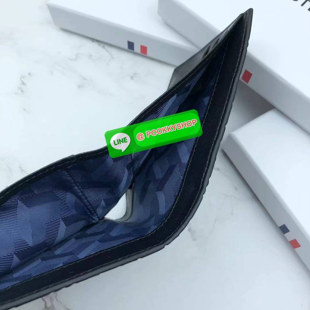 ลาคอส SHORT WALLET กระเป๋าสตางค์แบบพับ2ตอนสำหรับผู้ชาย มีช่องใส่บัตร 8 ช่อง และช่องใส่ธนบัตรอีก 1 ช่อง กระเป๋าสตางค์หนังคุณภาพดีตามแบบฉบับของแบรนด์ มาพร้อมกล่อง ถุงกระดาษแบรนด์แบรนด์แข็งแรงสวยมากค่ะ ไม่ว่าจะใช้เองหรือเป็นของขวัญก็สุดคุ้มและน่าใช้ ห้ามพล