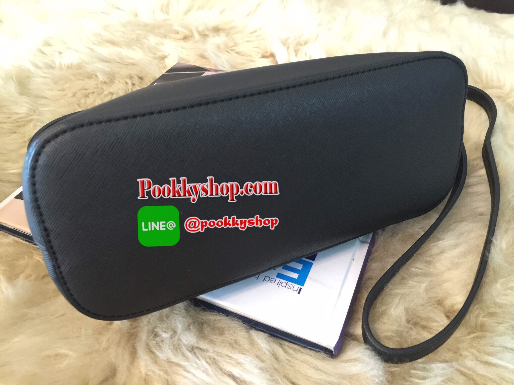 ปิ๊งป่อง!! มาเพิ่มแล้วค่ะ!! KATE SPADE CEDAR STREET MANDY กระเป๋าสะพายแบรนด์ดังจากอเมริการุ่นสุดฮิตหนัง Saffiano สวยหรูอยู่ทรงสไตล์ PRADA ด้านหน้าประดับโลโก้แบรนด์สีทองสวยไฮโซ ขนาดกำลังดี เปิดปิดด้วยซิปสะดวกใช้ ภายในมีช่องซิปและช่องใส่มือถือ สามารถใส่กระเ