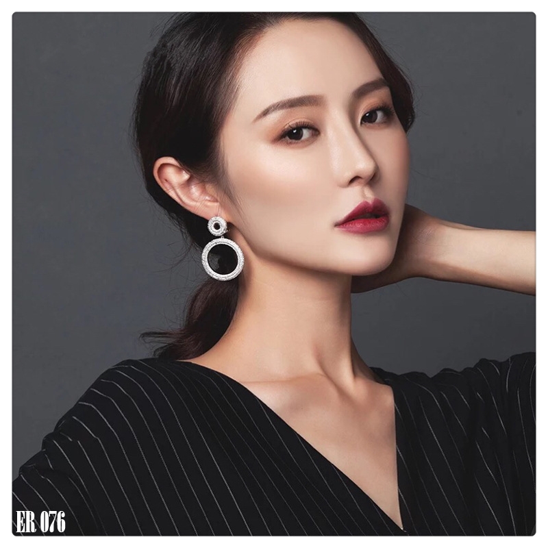 ต่างหูแบบห้อยเพชร ทรงกลม งานฝังละเอียดยิบทั้งตัวเรือน หรูหรามากๆ ใส่ออกงานขึ้นไฟสุด