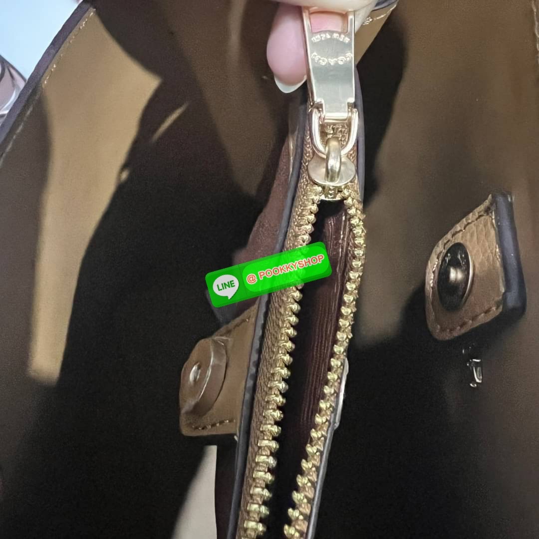 COACH C3598 SMALL TOWN BUCKET WITH SPACED WILDFLOWER PRINT มีความน่ารักละมุนมาก กระเป๋าทรงบัคเก็ต ดีไซน์ดอกไม้คละรอบใบ วัสดุหนังแท้ปากกระเป๋าเปิด-ปิดด้วยกระดุมแม่เหล็ก 2 มีหูจับในตัวและสายสะพายข้าง ภายในโล่งกว้าง มีช่องซิปแยกสัดส่วนตรงกลาง สายสะพายปรับระด