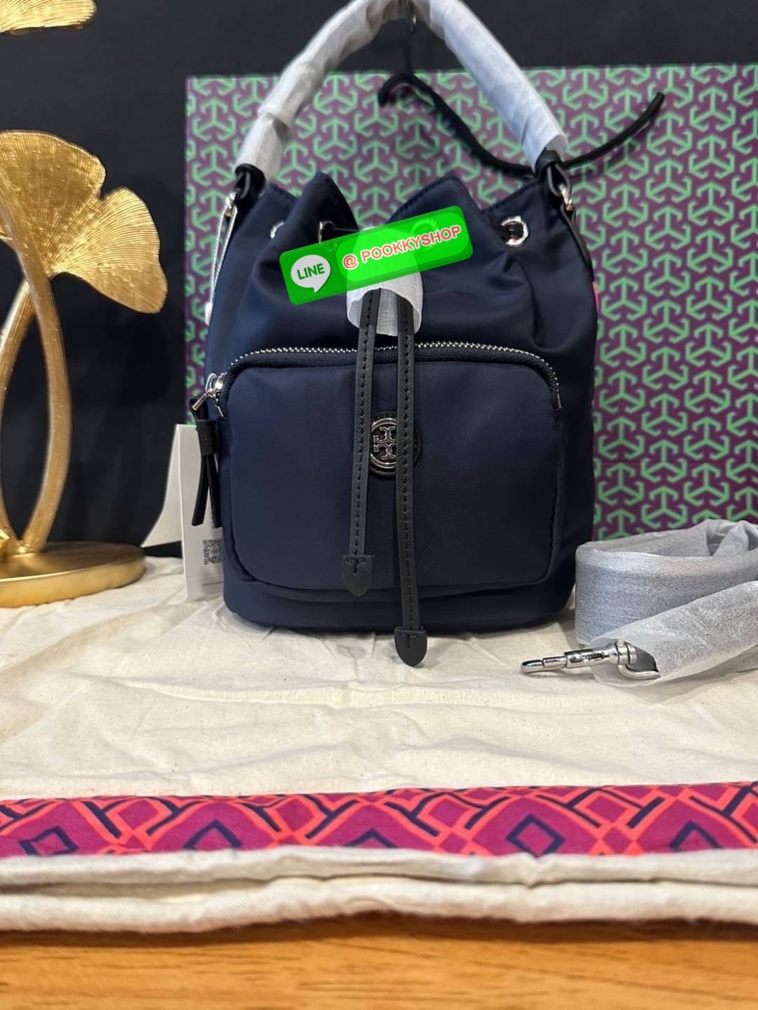 “🖤 Tory Burch Logo-Plaque Bucket Bag – ดีไซน์เรียบเท่ ถือได้ สะพายได้ ครบทั้งความจุและความชิค ✨ วัสดุ ไนลอน แต่งหนัง เบา จุของดี เหมาะกับวันทำงาน หรือวันสบาย ๆ ขนาด 8.5 นิ้ว | สภาพ ใหม่ 100% พร้อมส่ง