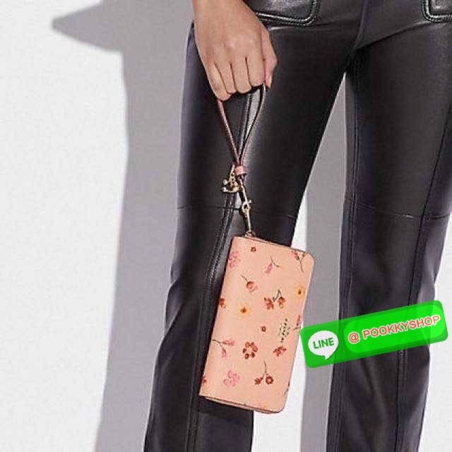 COACH C8695 LONG ZIP AROUND WALLET IN SIGNATURE CANVAS WITH MYSTICAL FLORAL PRINT พร้อมเสิร์ฟความหรู กับคอลใหม่ล่าสุด กระเป๋าสตางค์ใบยาวกึ่งคล้องมือ มาในดีไซน์ผู้ดี เรียบหรู ถือใช้แล้วขับผิวมาก ลวดลายดอกไม้คละเคล้าสวยงาม วัสดุหนังแคนวาสเคลือบลาย มาพร้อมสา