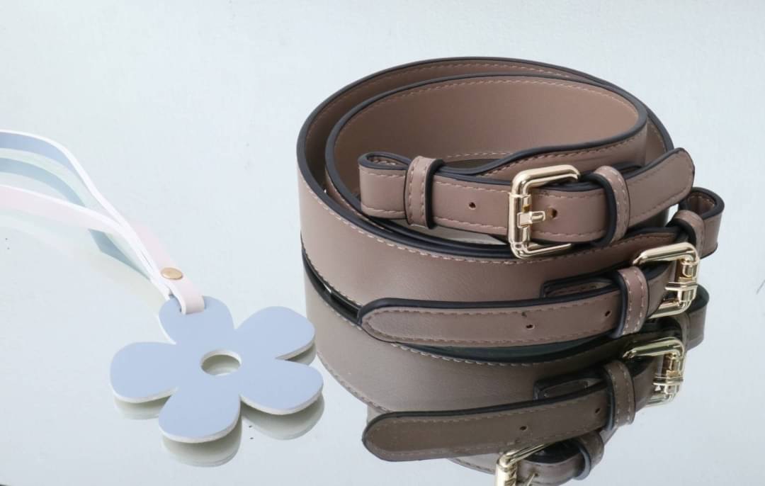 กระเป๋าลูกมะเฟืองยอดฮิต ดาราเซเลปใช้กันเยอะมาก งานตั้งใจผลิตกว่าจะได้มา แก้งานข้ามปี หลายรอบเพื่อความเป๊ะ งานสวยหนังสวย แถมฟรี!! ที่ห้อยลายดอกไม้ โอ้ย!!สวยเป๊ะขนาดนี้จะพลาดได้งัย