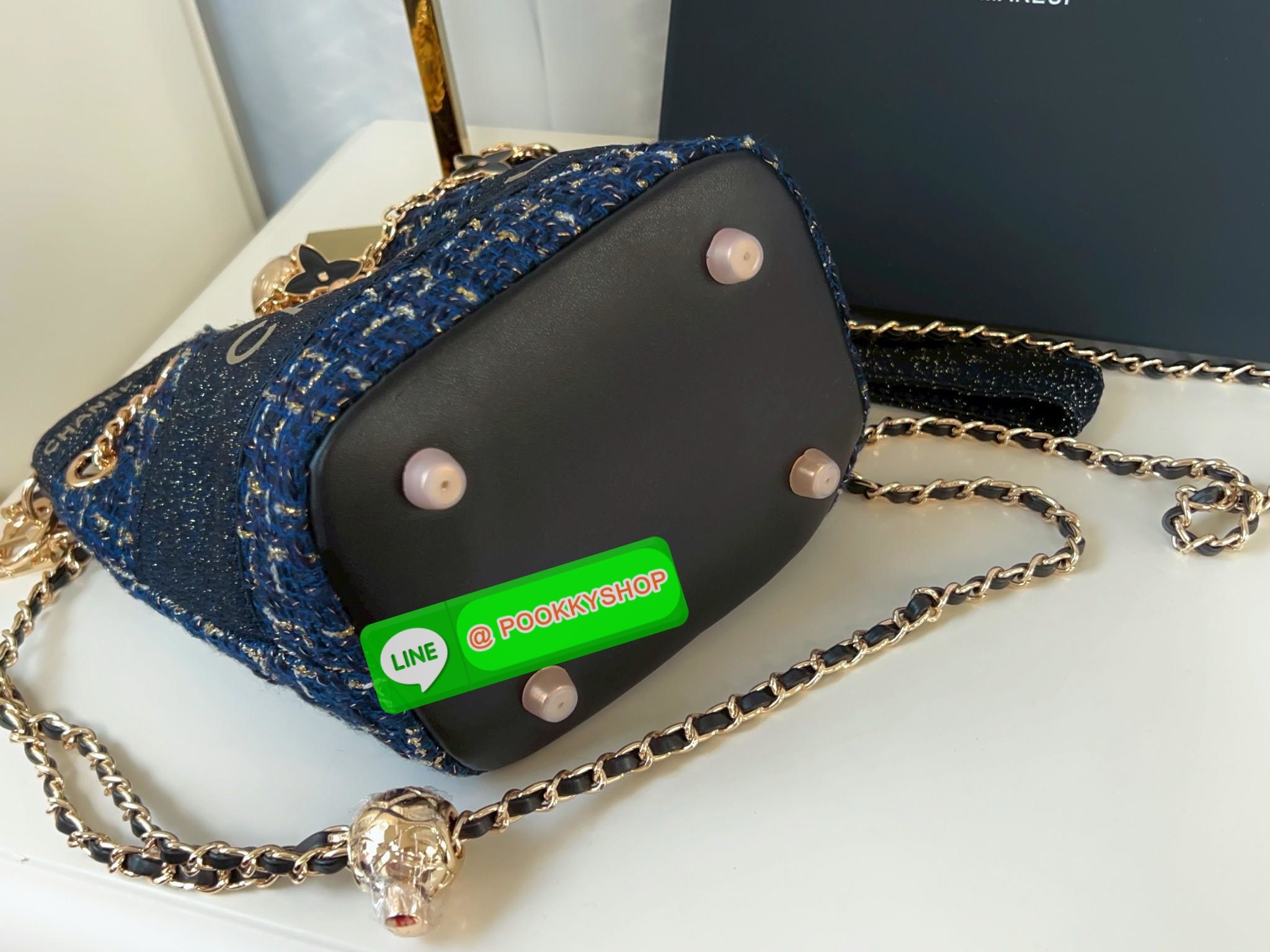 NEW NEW NEW **สินค้าเข้าใหม่** รุ่นนี้บอกเลยว่าสวยทุกอนุ หิ้วไปไหนมาไหนคือเริ่ดไปเลยค่าา CHANEL BUCKET TWEED WITH CHAIN BAG ((Premium gift make up ตปท.)) มีป้ายNot for sale 🔖พร้อมส่งค่าสาวๆ รอบนี้ได้มาไม่เยอะ! กับกระเป๋าขนาดกลางกำลังดี วัสดุผ้าTwe