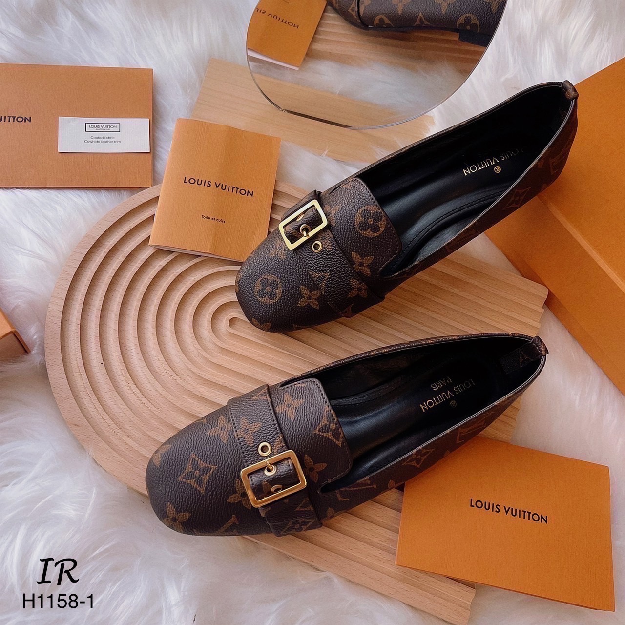 รีพีทแบบขายดี!!! พร้อมส่ง !!! LV คัทชูแต่งอะไหล่ หนังสวยมากกกก พื้นกันลื่น อย่างดี ปั้มแบรนด์งานดี มากค่ะ ถ้าเทียบ คุณภาพ ถือว่าเกินเบอร์เลยค่า