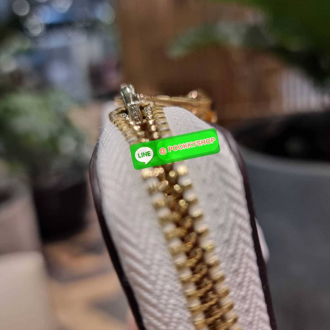 COACH C8695 LONG ZIP AROUND WALLET IN SIGNATURE CANVAS WITH MYSTICAL FLORAL PRINT พร้อมเสิร์ฟความหรู กับคอลใหม่ล่าสุด กระเป๋าสตางค์ใบยาวกึ่งคล้องมือ มาในดีไซน์ผู้ดี เรียบหรู ถือใช้แล้วขับผิวมาก ลวดลายดอกไม้คละเคล้าสวยงาม วัสดุหนังแคนวาสเคลือบลาย มาพร้อมสา