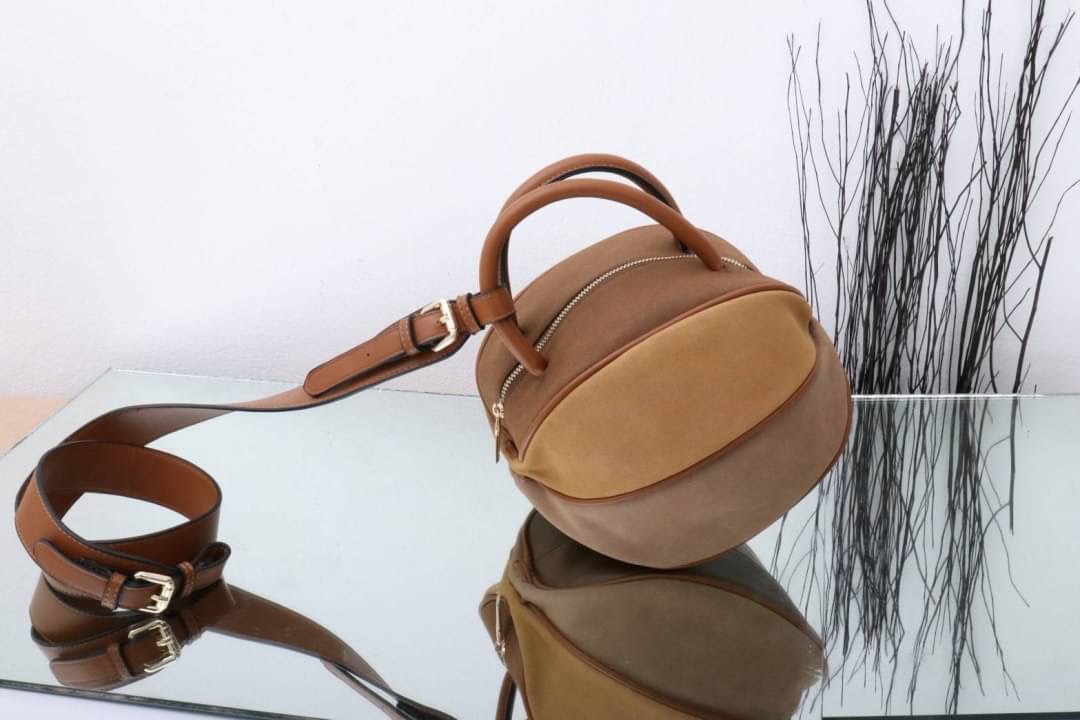 กระเป๋าลูกมะเฟืองยอดฮิต ดาราเซเลปใช้กันเยอะมาก งานตั้งใจผลิตกว่าจะได้มา แก้งานข้ามปี หลายรอบเพื่อความเป๊ะ งานสวยหนังสวย แถมฟรี!! ที่ห้อยลายดอกไม้ โอ้ย!!สวยเป๊ะขนาดนี้จะพลาดได้งัย