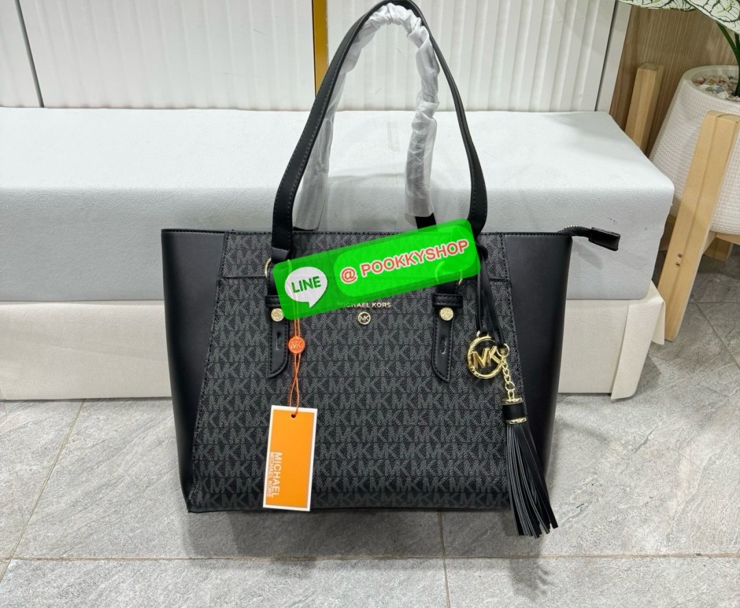 MICHAEL KORS TOTE BAG กระเป๋าสะพายไหล่ทรง Tote ใบใหญ่กำลังดีหนัง Saffiano สวยหรูอยู่ทรง ด้านหน้าประดับโลโก้สีทองสวย พร้อมอะไหล่ห้อยแบรนด์ ภายในมี 2 ช่องหลัก 1 ช่องซิปกลาง และช่องเล็ก ใส่ของจุกจิก และสายห้อยกุญแจ กว้างและจุ ใส่ ipad เอกสาร A4 กระเป๋าสตางค์