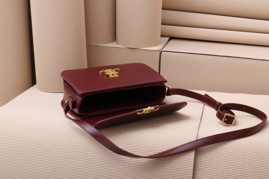 มาอีกรอบละจร้าา สวยจนหนังแท้เกือบตาย!!! กระเป๋าลิซ่า ซีรีน สวยสมการรอ เป็นงานสั่งผลิตสั่งบล็อคเดียวกับหนังแท้ งานสวยเบียดหนังแท้ไปเลย เพราะราคาถูกกว่ากันเยอะมาก งานพรีเมี่ยมสุด ด้านในมี 3 ช่อง เห็นแบบนี้จุของจุจุกันไปเลย