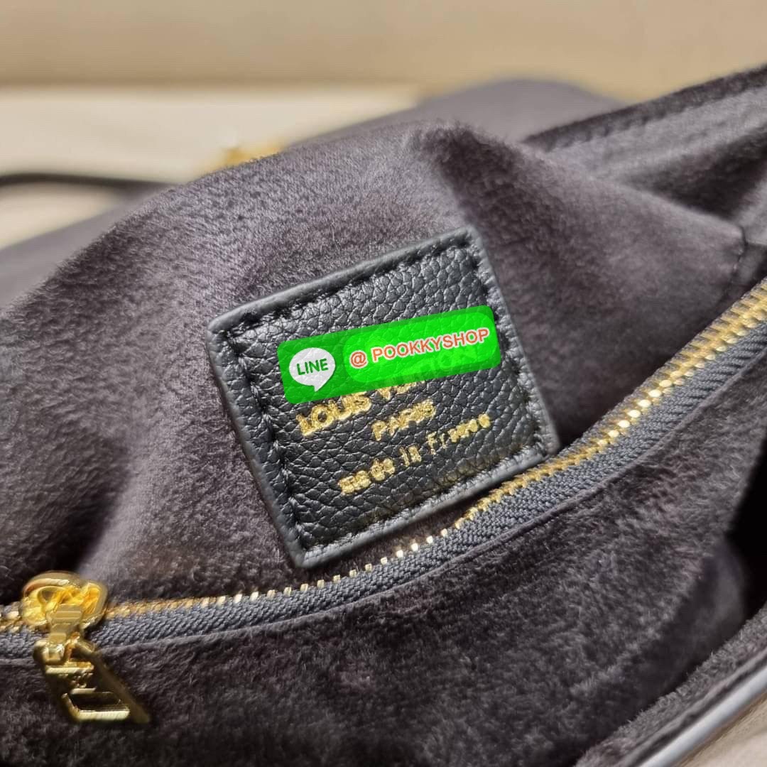 LV MADELEINE BAG ใหม่ล่าสุด อีกหนึ่งรุ่นคลาสสิคหายาก จากเคาน์เตอร์ dutyfree ที่สาวๆรอคอย กระเป๋าถือ/สะพายข้าง ดีไซน์เรียบง่าย แต่เต็มไปด้วยดีเทลความหรู วัสดุหนังวัวปั๊มลายเอกลักษณ์ เปิด‐ปิดด้วยอะไหล่กดล็อคสีทองหรู และมีพวงหนังห้อยพิเศษแถมมาให้ด้วย ภายในแบ