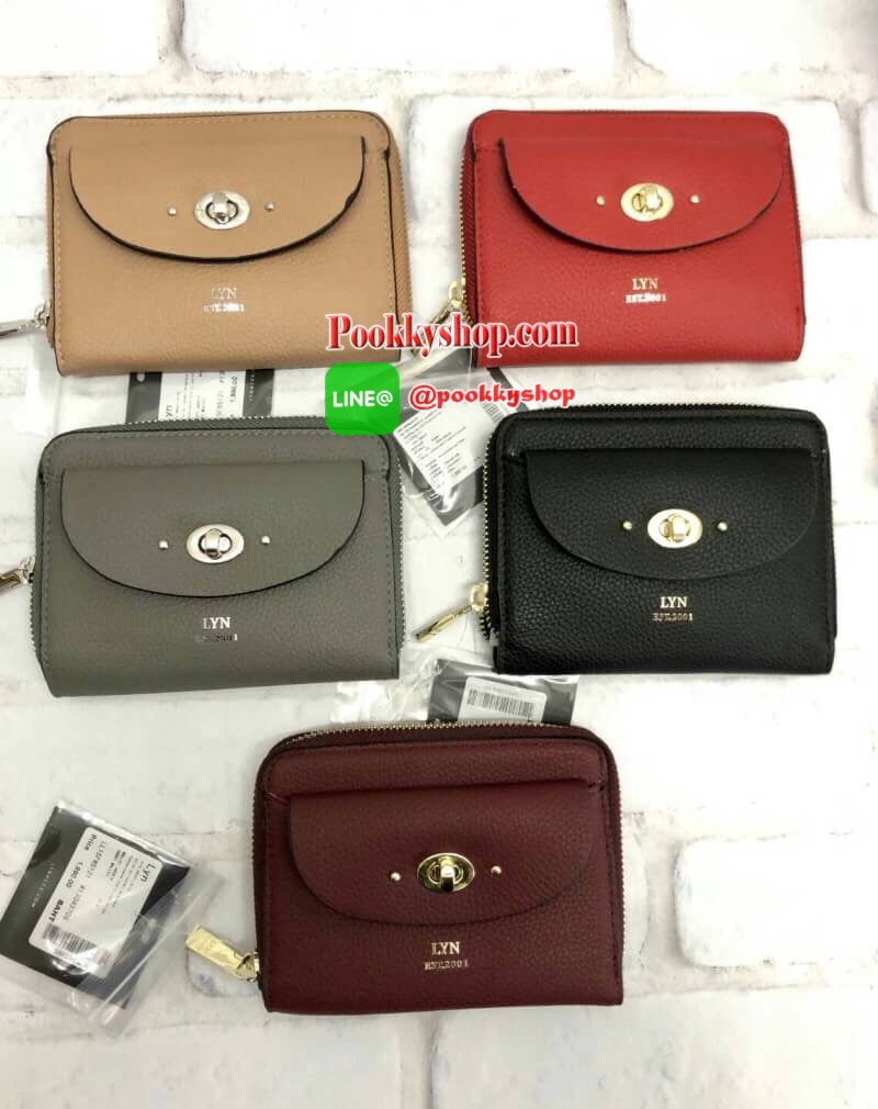 New arrival !!! LYN SHORT WALLET BAG รุ่นใหม่ล่าสุด!!! กระเป๋าสตางค์ใบสั้นขนาดกลาง วัสดุหนังลิ้นจี่ ลายหนังสวย นิ่มมือมากๆค่ะ ด้านหน้ามีช่องกระเป๋าหนึ่งช่อง เปิดปิดช่องหลักแบบซิปรอบ ด้านในมีข่องใส่รูปถ่าย ช่องใส่บัตรต่างๆได้ถึง 10 ช่องค่ะ มีช่องกว้างสำหรั