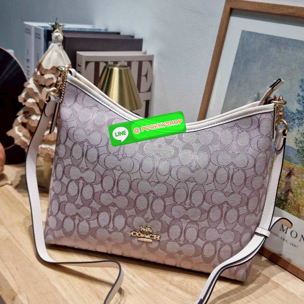 Coach CBS71 Laurel Signature shoulder bag มาใหม่เลย! กับกระเป๋าสะพายทรงยอดฮิต ในโทนสีน่ารักสุดจะคิวท์ มีให้ทั้งสายคล้องไหล่ และสายสะพายข้าง ใช้แมทช์ได้กับทุกลุคทุกสไตล์ ภายในเป็นช่องโล่ง มีซิปและช่องย่อย จุของได้เยอะกว่าที่เห็นมากๆ